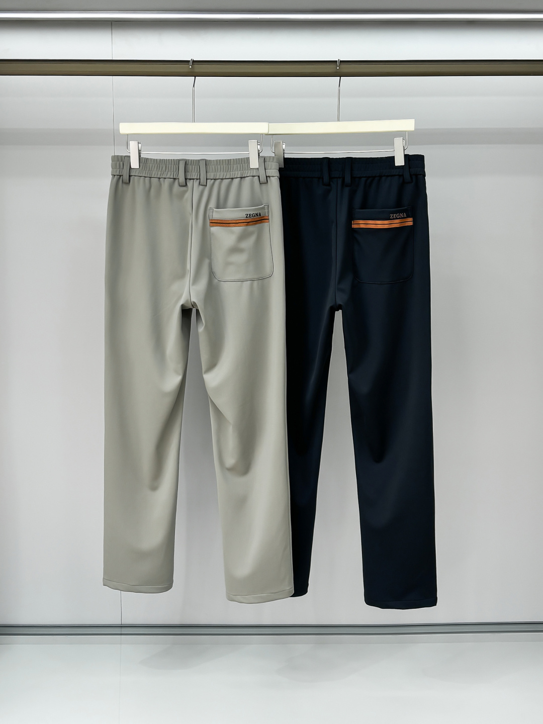 NO:549086,Photo details Ze men's casual pants, Taiwan Yibi trade foreign products, 25 autumn and winter G cabinet new products, top-quality pure blood quality, predictable and popular single products, super handsome on the upper body!  Continuous reincarnation in the fashion field, with super high matching and affinity attributes, it is highly favored by modern urban people!  The appearance has its own aura without any embellishment. It is processed with special craftsmanship, perfectly combines comfort and texture beauty, excellent skin-friendliness, excellent comfort and breathability, and has a unique style. It is quite eye-catching in terms of vision and full of artistic conception!  The details are exquisite and exquisite, and the auxiliary materials are all supplied by foreign merchants. The quality is so perfect, and the best matching partner in autumn and winter!  Size M-3XL, alexander wang19860909合照细节 Ze 男士休闲裤,台湾意比贸易洋行货,25秋冬款G柜新品,顶级纯正血统品质,可预测性的爆卖单品,上身超帅！在时装领域不断轮回演绎,有着超高的搭配缘和亲和力属性,深受现代都市人士青睐！外表无需任何点缀都有着自身的气场,特殊工艺处理,完美兼具了舒适感与肌理美感,亲肤性绝佳,舒适性与透气性优越,自成一派的独特风格,视觉方面相当耐看,意境十足！细节处处精湛考究,辅料皆为外商客供,品相完美如斯,秋冬季最佳的搭配伴侣！尺码M-3XL,,alexander wang,Men's clothing