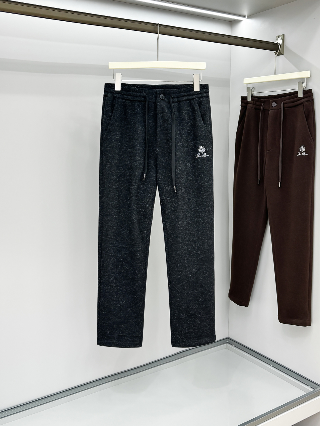 NO:549073,New autumn and winter products Wool pants LP Noyou Pianya New autumn and winter men's straight sports pants, cashmere wool blend fabric, three-standard, elastic waist drawstring, two-sided pocket design, integrated cutting, neat car line, impeccable details (must-have items, absolutely the highest version in the market) Classic and versatile At the same time, the upper body has a sense of slackness, comfortable and breathable, warm while reflecting high-end texture and full-quality orders. Number M-3XL, loro piano, alexander wang19860909秋冬新品 羊毛裤 LP 诺悠翩雅 秋冬新款男士直筒运动裤,羊绒羊毛混纺面料、三标齐、松紧腰抽绳、两侧口袋设计,合体的裁剪、车线工整、细节无可挑剔（人手必备单品 绝对市场最高版本）经典百搭 同时上身有总随意的松弛感,舒适透气 保暖的同时体现高档质感、全品相的订单 码数M-3XL,,loro piana,alexander wang,Men's clothing