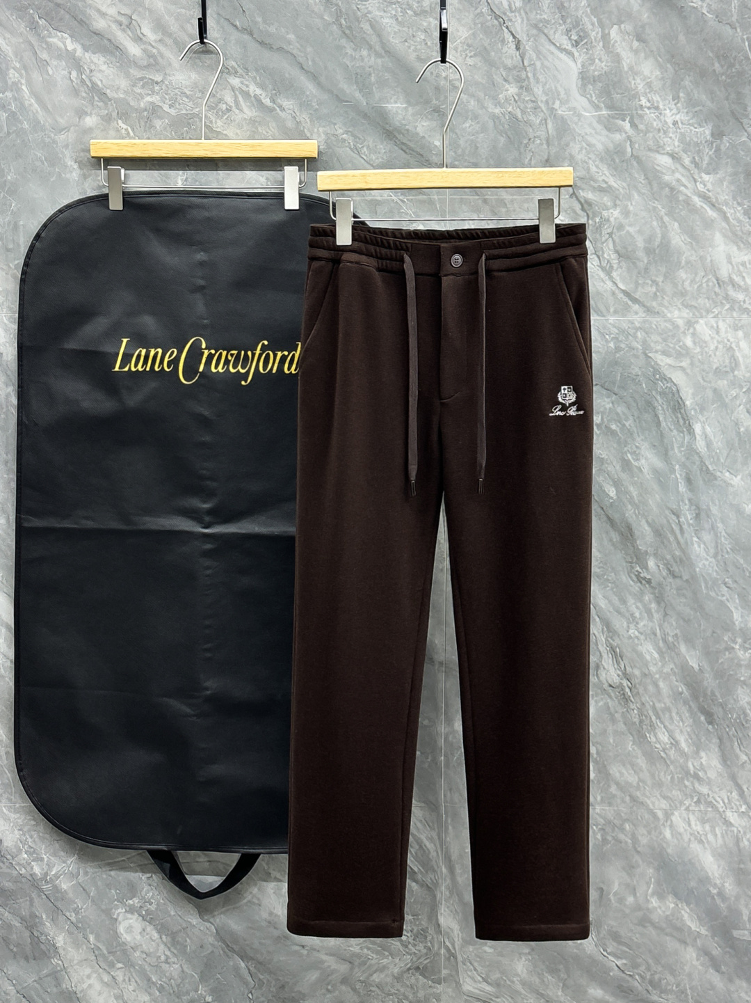 NO:541442,New autumn and winter products Wool pants LP Noyou Pianya New autumn and winter men's straight sports pants, cashmere wool blend fabric, three-standard, elastic waist drawstring, two-sided pocket design, integrated cutting, neat car line, impeccable details (must-have items, absolutely the highest version in the market) Classic and versatile At the same time, the upper body has a sense of slackness, comfortable and breathable, warm while reflecting high-end texture and full-quality orders. Number M-3XL, loro piano, alexander wang19860909秋冬新品 羊毛裤 LP 诺悠翩雅 秋冬新款男士直筒运动裤,羊绒羊毛混纺面料、三标齐、松紧腰抽绳、两侧口袋设计,合体的裁剪、车线工整、细节无可挑剔（人手必备单品 绝对市场最高版本）经典百搭 同时上身有总随意的松弛感,舒适透气 保暖的同时体现高档质感、全品相的订单 码数M-3XL,,loro piana,alexander wang,Men's clothing