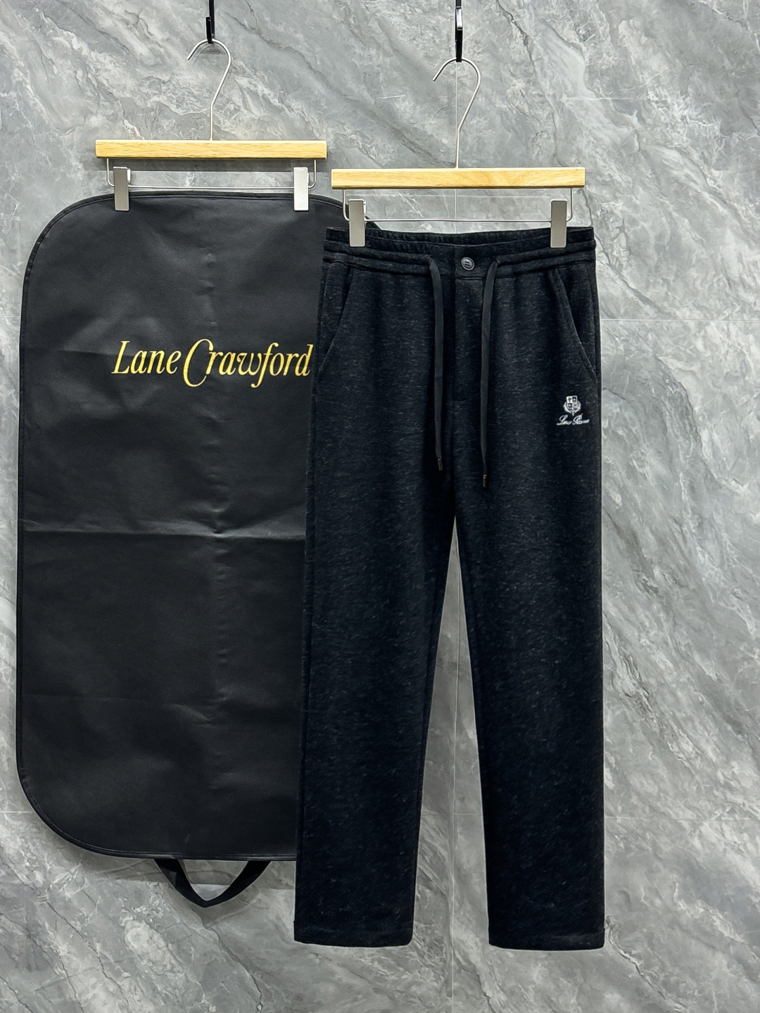 NO:541439,New autumn and winter products Wool pants LP Noyou Pianya New autumn and winter men's straight sports pants, cashmere wool blend fabric, three-standard, elastic waist drawstring, two-sided pocket design, integrated cutting, neat car line, impeccable details (must-have items, absolutely the highest version in the market) Classic and versatile At the same time, the upper body has a sense of slackness, comfortable and breathable, warm while reflecting high-end texture and full-quality orders. Number M-3XL, loro piano, alexander wang19860909秋冬新品 羊毛裤 LP 诺悠翩雅 秋冬新款男士直筒运动裤,羊绒羊毛混纺面料、三标齐、松紧腰抽绳、两侧口袋设计,合体的裁剪、车线工整、细节无可挑剔（人手必备单品 绝对市场最高版本）经典百搭 同时上身有总随意的松弛感,舒适透气 保暖的同时体现高档质感、全品相的订单 码数M-3XL,,loro piana,alexander wang,Men's clothing