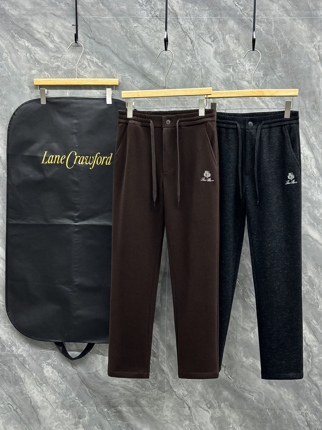 NO:541444,Photos, new products for autumn and winter, wool pants, LP, Nuoyou Pianya, new men's straight sports pants for autumn and winter, cashmere wool blend fabric, three-standard, elastic waist drawstring, two-sided pocket design, integrated cutting, neat car line, impeccable details (must-have items, absolutely the highest version in the market) classic and versatile, and the upper body has a sense of slackness, comfortable and breathable, warm while reflecting high-end texture and full-quality orders. Number M-3XL,,loro piano,alexander wang19860909合照图 秋冬新品 羊毛裤 LP 诺悠翩雅 秋冬新款男士直筒运动裤,羊绒羊毛混纺面料、三标齐、松紧腰抽绳、两侧口袋设计,合体的裁剪、车线工整、细节无可挑剔（人手必备单品 绝对市场最高版本）经典百搭 同时上身有总随意的松弛感,舒适透气 保暖的同时体现高档质感、全品相的订单 码数M-3XL,,loro piana,alexander wang,Men's clothing