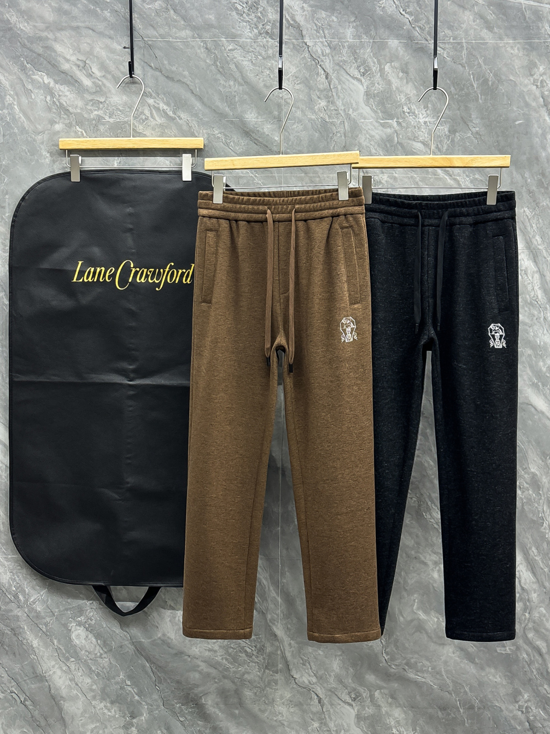 NO:541429,Group photo Bc wool pants Exclusive first-time high-end original single-quality old-fashioned straight-leg casual pants. The quality control of straight-leg pants is a must-have!  Custom cashmere has a high-end color tones. The imported fabric has an invincible texture!  The Swiss machine needle turning technology is simple and atmospheric!  A must-have high-end stacked item for white and rich beauty!  The classic style is tall and slim!  Elegant and versatile, not picky, M-3XL., alexander wang19860909合照图 Bc 羊毛裤 独家首发高端原单品质老钱风直筒休闲裤 直筒裤品质控必入！定制羊绒很高级的色调.进口面料质感无敌赞！瑞士机翻针工艺简洁大气！白富美必备高级叠搭单品！经典版型上身高挑又显瘦！优雅百搭不挑人,M-3XL.,,alexander wang,Men's clothing