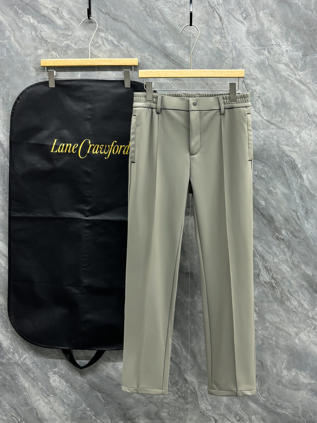 NO:541433,Ze men's casual pants, Taiwan Yibi trade foreign products, 25 autumn and winter G cabinet new products, top-level pure blood quality, predictable and popular single products, super handsome on the upper body!  Continuous reincarnation in the fashion field, with super high matching and affinity attributes, it is highly favored by modern urban people!  The appearance has its own aura without any embellishment. It is processed with special craftsmanship, perfectly combines comfort and texture beauty, excellent skin-friendliness, excellent comfort and breathability, and has a unique style. It is quite pleasing to the eye in terms of vision and has a full artistic conception!  The details are exquisite and exquisite, and the auxiliary materials are all supplied by foreign merchants. The quality is so perfect, and the best matching partner in autumn and winter!  Size M-3XL, alexander wang19860909Ze 男士休闲裤,台湾意比贸易洋行货,25秋冬款G柜新品,顶级纯正血统品质,可预测性的爆卖单品,上身超帅！在时装领域不断轮回演绎,有着超高的搭配缘和亲和力属性,深受现代都市人士青睐！外表无需任何点缀都有着自身的气场,特殊工艺处理,完美兼具了舒适感与肌理美感,亲肤性绝佳,舒适性与透气性优越,自成一派的独特风格,视觉方面相当耐看,意境十足！细节处处精湛考究,辅料皆为外商客供,品相完美如斯,秋冬季最佳的搭配伴侣！尺码M-3XL,,alexander wang,Men's clothing