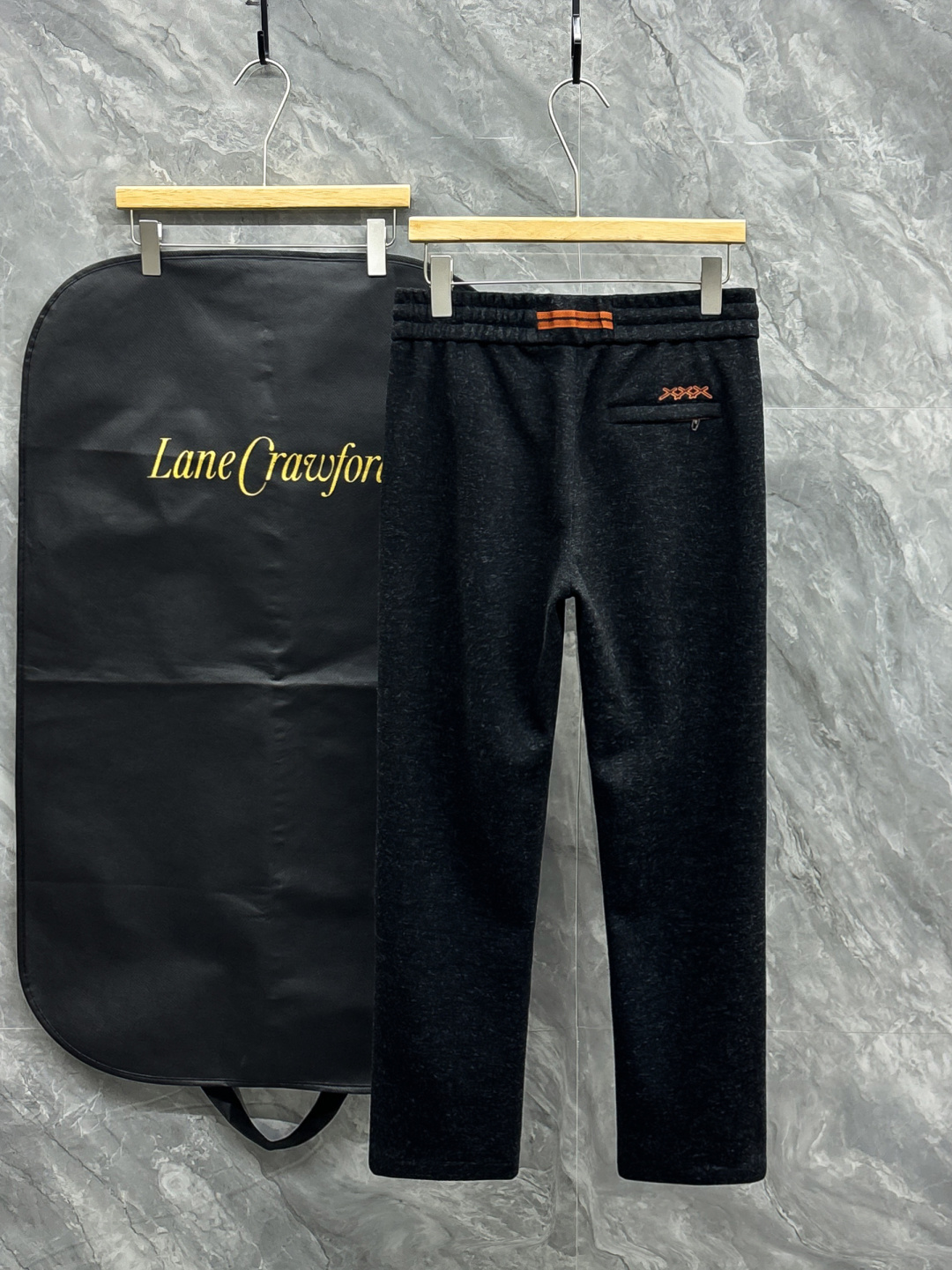 NO:541415,Z wool pants, new men's straight-leg sweatpants for autumn and winter, cashmere wool blend fabric, three-standard, elastic waist drawstring, two-sided pocket design, integrated cutting, neat car line, impeccable details (the essential items in the market are absolutely the highest version of the market) classic and versatile, and the upper body has a sense of slackness, comfortable and breathable, warm and reflect high-end texture and full-quality orders. Number M-3XL.,,alexander wang19860909Z 羊毛裤 秋冬新款男士直筒运动裤,羊绒羊毛混纺面料、三标齐、松紧腰抽绳、两侧口袋设计,合体的裁剪、车线工整、细节无可挑剔（人手必备单品绝对市场最高版本）经典百搭 同时上身有总随意的松弛感,舒适透气 保暖的同时体现高档质感、全品相的订单 码数M-3XL.,,alexander wang,Men's clothing