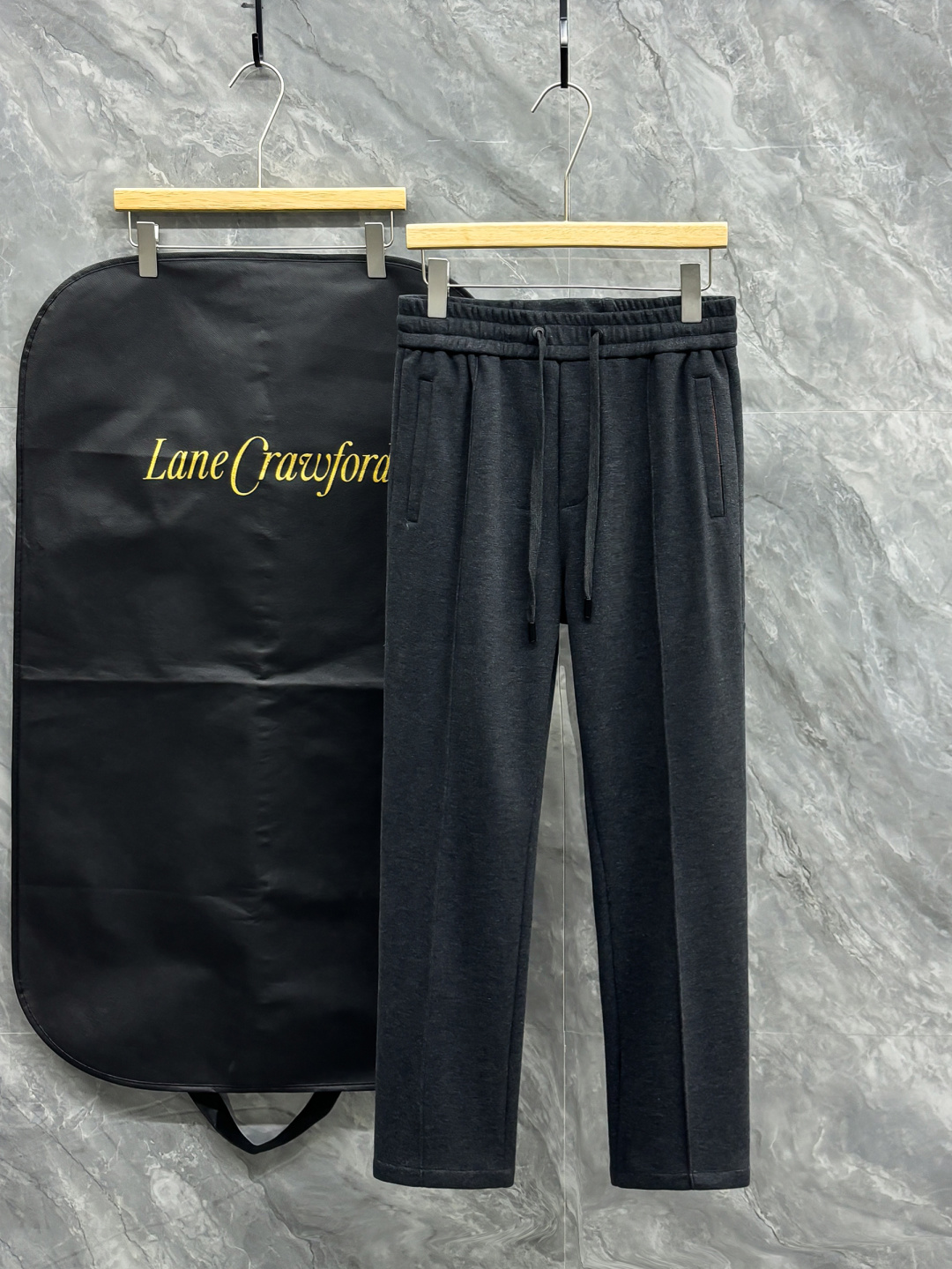 NO:541421,Z wool pants, new men's straight-leg sweatpants for autumn and winter, cashmere wool blend fabric, three-standard, elastic waist drawstring, two-sided pocket design, integrated cutting, neat car line, impeccable details (the essential items in the market are absolutely the highest version of the market) classic and versatile, and the upper body has a sense of slackness, comfortable and breathable, warm and reflect high-end texture and full-quality orders. Number M-3XL.,,alexander wang19860909Z 羊毛裤 秋冬新款男士直筒运动裤,羊绒羊毛混纺面料、三标齐、松紧腰抽绳、两侧口袋设计,合体的裁剪、车线工整、细节无可挑剔（人手必备单品绝对市场最高版本）经典百搭 同时上身有总随意的松弛感,舒适透气 保暖的同时体现高档质感、全品相的订单 码数M-3XL.,,alexander wang,Men's clothing