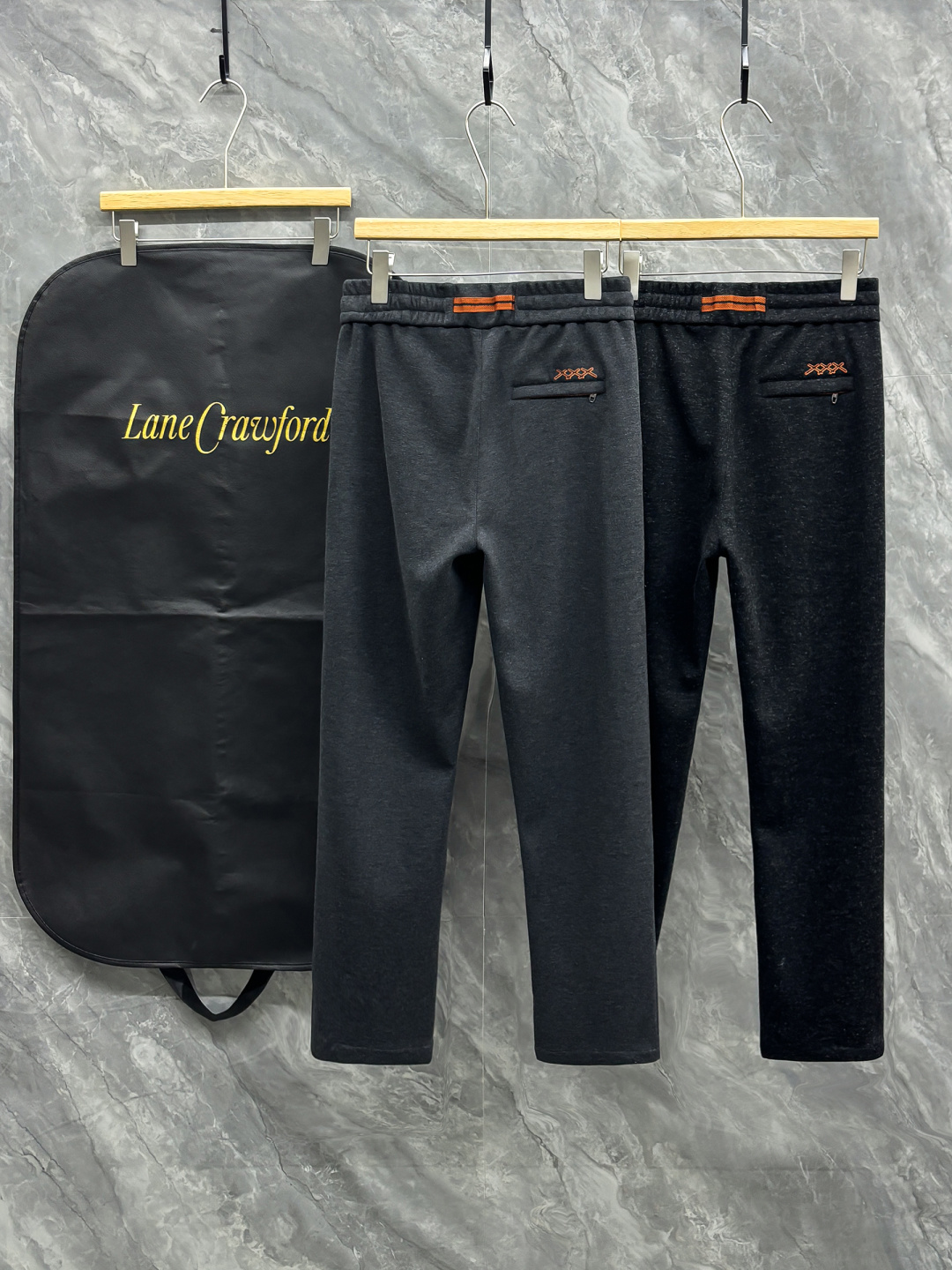 NO:541424,Photos Z wool pants New autumn and winter men's straight sports pants, cashmere wool blend fabric, three-standard, elastic waist drawstring, two-sided pocket design, integrated cutting, neat car line, impeccable details (the essential items in the market are absolutely the highest version of the market) classic and versatile At the same time, the upper body has a sense of slackness, comfortable and breathable, warm while reflecting high-end texture and full-quality orders. Number M-3XL.,,alexander wang19860909合照图 Z 羊毛裤 秋冬新款男士直筒运动裤,羊绒羊毛混纺面料、三标齐、松紧腰抽绳、两侧口袋设计,合体的裁剪、车线工整、细节无可挑剔（人手必备单品绝对市场最高版本）经典百搭 同时上身有总随意的松弛感,舒适透气 保暖的同时体现高档质感、全品相的订单 码数M-3XL.,,alexander wang,Men's clothing