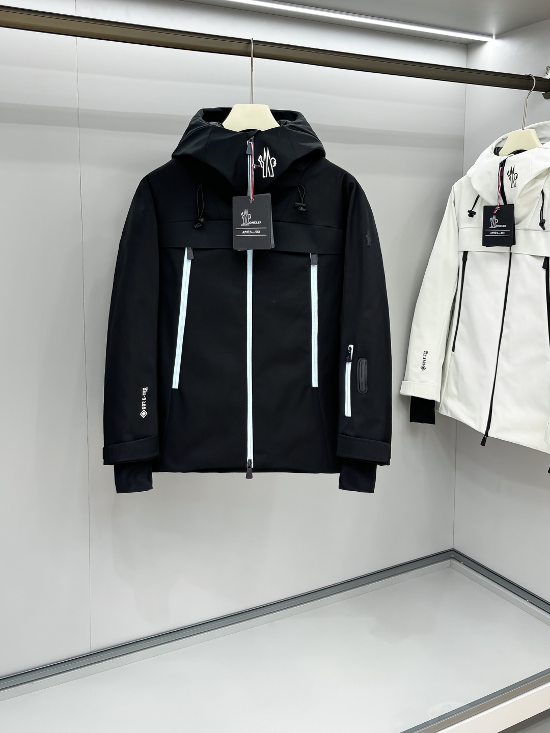 NO:549896,[New Product] Trading company channel goods, top Moldova OEM, rare limited-edition regional release models. Mon*cler releases 100 winter equipment every year during New York Fashion Week. Can you have all of them? The best-selling glue-type snow jacket. The styles of each year are all varied. Depend on the classic extended design, but whether the excellence is satisfactory requires personal savoring! The new autumn and winter Mon*ler Grenoble series rubber-type snow down jacket classic black and white styles add a simple and fashionable look to the styling temperament. The multi-purpose down jacket provides excellent functionality and warm protection. The texture and materials are beyond the ordinary workshop products. The latest Gore-Tex Paclite nylon fiber fabric has a waterproof and breathable effect. It is different from the PU-coated fabric on the market. Neri Tori High-gloss polyester nylon fabric is equipped with undoubtedly excellent texture and feel. It has excellent windproof, cold-proof and warm-proof effect, and locking is a must. DIST European Standard 90 Goosevelt 10 Feathers. Advanced direct filling technology allows inferior products to directly slap in the face. The warmth is strong, who knows who wears it! The main body is light and breathable , fluffy and plump expand to every part of the body, without any odor! The arm is equipped with a built-in RECCO reflector to help when an avalanche occurs or when you get lost outdoors, rescue team searches. Built-in electronic device pocket, mesh bag is equipped with lens cleaning cloth Ski pass pocket windproof snow lining jersey knitted wrist guard adjustable cuff adjustable hood with hood tongue. The brim design is not removable. The placket collar tip printing brand logo! Imported YKK-5CN waterproof zipper design, double-head zipper placket can effectively speed up air circulation and increase the recovery of the human body's sports function. This ski jacket helps you conquer the snow tracks without fear of the test of the mountain environment! Color black white Size 1 2 3 4 5 Size data 1: bust 113cm - 70cm long - rotator sleeve 75cm 2: bust 117cm - 71.5cm long - rotator sleeve 76cm 3: bust 121cm - 73cm long - rotator sleeve 78cm 4: bust 125cm - 74.5cm long - rotator sleeve 80cm 5: bust 129cm - 76cm long - rotator sleeve 82cm,, jackets & coats, jackets, down jacket, hats, alexander wang19860909【新品】贸易公司渠道货,顶级摩尔多瓦代工出品,罕见的限量区域发售款.Mon*cler在每一年的纽约时装周发布百款冬季装备你是否能全数拥有?最为畅销的压胶型风雪服.每一年的款式都是千奇百态.取决于经典的延伸设计,但是优异感是否满足需个人细细品味!秋冬新款Mon*ler Grenoble系列压胶风雪羽绒服 经典的黑白款,为造型气质多一份简约时尚.多用途的羽绒外套提供了卓越的功能性与保暖防护.质感与用料非一般作坊货品所能比拟.最新型的Gore-Tex Paclite尼龙纤维面料,防水透气效果更显著.区别于市面的PU涂层的面料.内里东丽高光聚脂尼龙布配备,质感及手感毋庸置疑的优秀.防风抗寒保暖效果极佳,锁绒是必须的...DIST欧标90鹅绒10羽毛.先进的直充绒技术处理让劣质品直接打脸.保暖性的强大谁穿谁知道!主体轻便透气,蓬松饱满扩充到了整个身体的每一处,无任何异味!手臂配备了内置的RECCO反射器能在发生雪崩或在户外迷路时营救团队搜索时提供帮助.内置电子设备口袋,网袋配有镜片清洁布滑雪通行证口袋挡风防雪衬里平纹针织护腕可调节袖口可调节兜帽配有帽舌.帽檐设计不可拆卸.门襟领尖印饰品牌Logo！进口YKK-5CN防水拉链设计,双头拉链门襟能有效加快空气流通性,增加人体的运动机能恢复.该款滑雪夹克助您征服雪道,无惧高山环境考验！ 颜色黑色 白色 尺码1 2 3 4 5 尺码数据 1码:胸围113cm-衣长70cm-连肩袖75cm 2码:胸围117cm-衣长71.5cm-连肩袖76cm 3码:胸围121cm-衣长73cm-连肩袖78cm 4码:胸围125cm-衣长74.5cm-连肩袖80cm 5码:胸围129cm-衣长76cm-连肩袖82cm,,jackets & coats,jackets & coats,down jacket,hats,alexander wang,Men's clothing