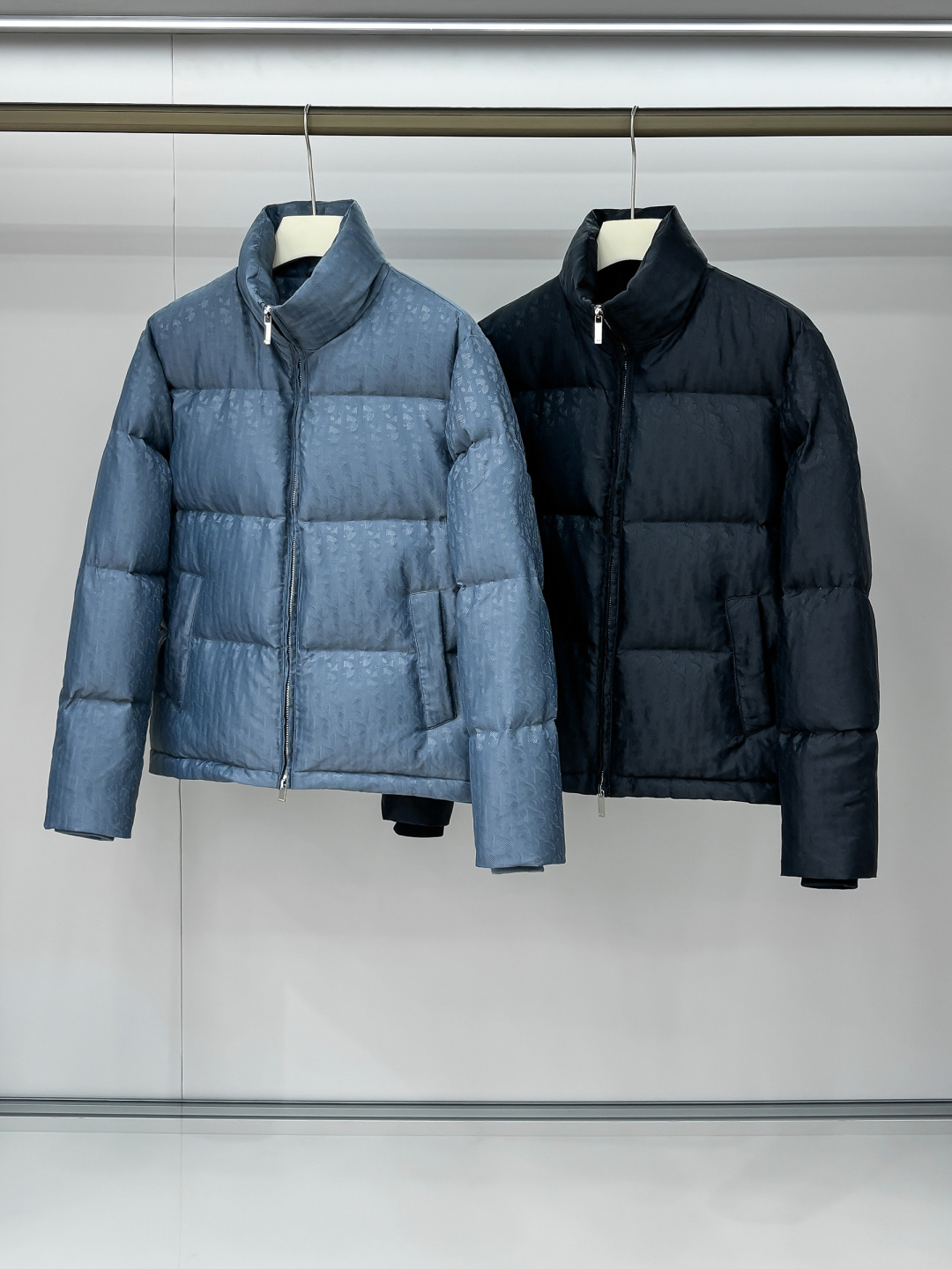 NO:594991,The high version (with logo on the lining) comes with an exclusive dust bag. This 25-year-old jacket highlights Dior's classic Oblique print. It is made of black technical jacquard fabric and is decorated with a Dior rubber patch on the back. The stand-up collar highlights the personality. The whole body is decorated with tonal printing, and exquisite details enhance the style. Comes with the original dust bag. The back is decorated with a Dior rubber patch. The whole body is decorated with an Oblique stand-up collar. Two-way zipper closure, with Dior signature zipper puller.  CD snap color black haze blue size S-XL, dior, jackets & coats, alexander wang19860909高版本（里布有logo）配专属防尘袋 25年这款夹克突显 Dior 经典的 Oblique 印花.采用黑色科技提花面料精心制作,背面饰以 Dior 橡胶补丁,搭配立领彰显个性.通体饰以同色调印花,精巧细节提升造型格调.配原版防尘袋. 背面饰以 Dior 橡胶补丁 通体饰以 Oblique 立领 双向拉链开合,搭配 Dior 标志拉链头 搭配 CD 按扣 颜色黑色 雾霾蓝 尺码S-XL,,dior,jackets & coats,alexander wang,Men's clothing