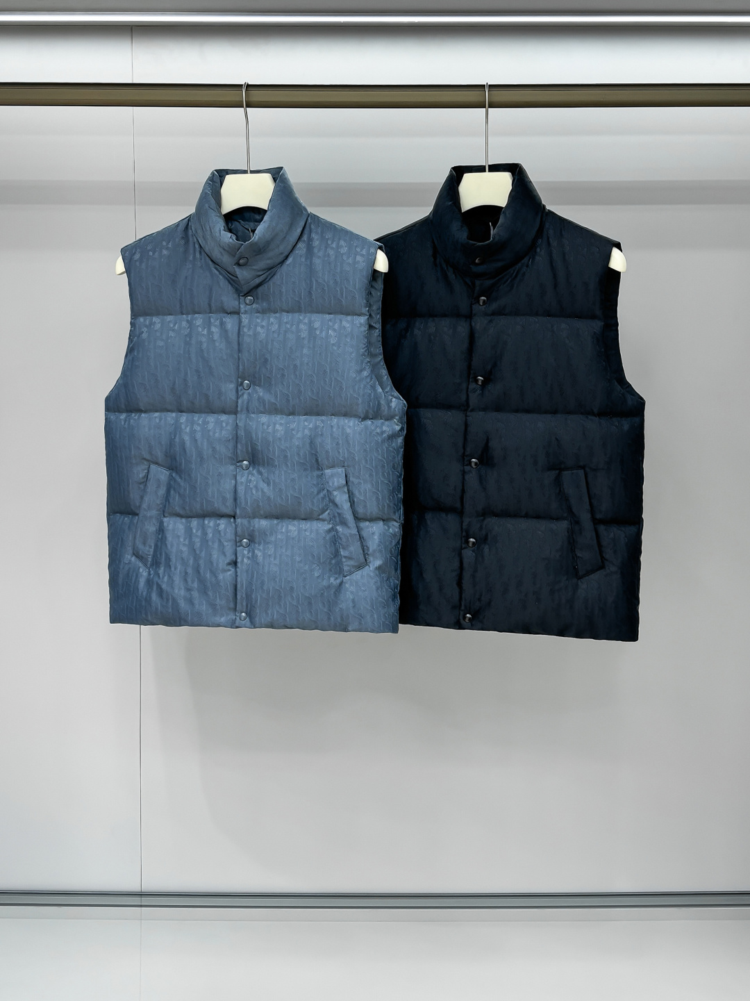 NO:594988,High version (with logo on the lining) with exclusive dust bag DR DIoR 25FW new down vest  The fabric uses scientific jacquard technology to apply laser jacquard technology to the fabric, making the entire piece more concave and convex, with a stronger three-dimensional effect. This technology not only improves the visual effect of the fabric, but also enhances the durability and comfort of the fabric. The custom-woven high-density satin nylon material, combined with the dark jacquard weave method, makes the down highly waterproof, anti-fouling, and dust-proof. This ensures that it can maintain good appearance and performance in bad weather.  Printing process Oblique printing is applied to the fabric through precise printing technology, perfectly integrating with the fabric, showing a low-key and luxurious visual effect. The down filling is strictly processed and screened to ensure the fluffiness and warmth of the down. The down is evenly filled into the liner and fixed by sewing and gluing.  Detail processing is carried out on the collar, cuffs, hem and other parts to improve the practicality and beauty. At the same time, ironing and inspection are carried out to ensure that the product quality meets the standards. Black, same style for men and women!  SIZE: S-XL three standard complete, dior, down jacket, alexander wang19860909高版本（里布有logo）配专属防尘袋 DR DIoR 25FW新款羽绒马甲 面料采用科技提花技术在面料上应用激光提花技术,使整件凹凸有致,立体感更强.这种技术不仅提升了面料的视觉效果,还增强了面料的耐用性和舒适度.定织高密度缎面尼龙材质,结合暗纹提花织法,使得羽绒具有极高的防水、防污、防尘性能.这确保了在恶劣天气下也能保持良好的外观和性能. 印花工艺Oblique印花通过精密的印刷技术应用于面料上,与面料完美融合,呈现出低调而奢华的视觉效果. 羽绒填充经过严格的处理和筛选,确保羽绒的蓬松度和保暖性.将羽绒均匀地填充到的内胆中,并通过缝制压胶等方式固定. 细节处理在的领口、袖口、下摆等部位进行细节处理,以提升的实用性和美观度.wt同时,对进行整烫和检验,确保产品质量符合标准. 黑色,男女同款！ SIZE:S-XL 三标齐全,,dior,down jacket,alexander wang,Men's clothing