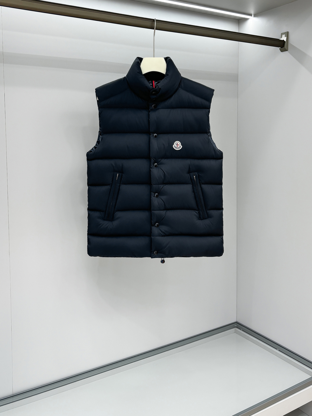 NO:662018,The Tibb men's down vest is a classic Moncler item, inspired by the iconic archival silhouette of the 1980s. Made of longue saison fabric, suitable for seasonal wear. This nylon fabric is lightweight and protective. Details Made of longue saison fabric Longue saison lining Filled with down, collar with snap buttons, zipper closure Zipper pockets Unisex Color: black 25001 size data reference: 1-5  Size 1 has shoulder width 46cm - bust 116cm - dress length 65cm. Size 2 has shoulder width 48cm - bust cm - dress length 67cm. Size 3 has shoulder width 50cm - chest 120cm - dress length 69cm. Size 4: shoulder width 52cm - chest 122cm - dress length 71cm. Size 5: shoulder width 54cm - chest 124cm - dress length 73cm., down jacket,  19860909Tibb男士羽绒马甲是Moncler的经典单品,灵感源于80年代的标志性典藏廓形.采用longue saison面料制成,适合换季时节穿着.这种尼龙面料具有轻盈性和保护性. 细节 采用longue saison面料制成 Longue saison衬里 填充羽绒,衣领设有按扣 ,拉链开合 拉链口袋 男女同款 颜色:黑色 25001尺码数据参考: 1-5 1码肩宽46cm-胸围116cm-衣长65cm 2码肩宽48cm-胸围cm-衣长67cm 3码肩宽50cm-胸围120cm-衣长69cm 4码:肩宽52cm-胸围122cm-衣长71cm 5码:肩宽54cm-胸围124cm-衣长73cm,,down jacket, ,Men's clothing