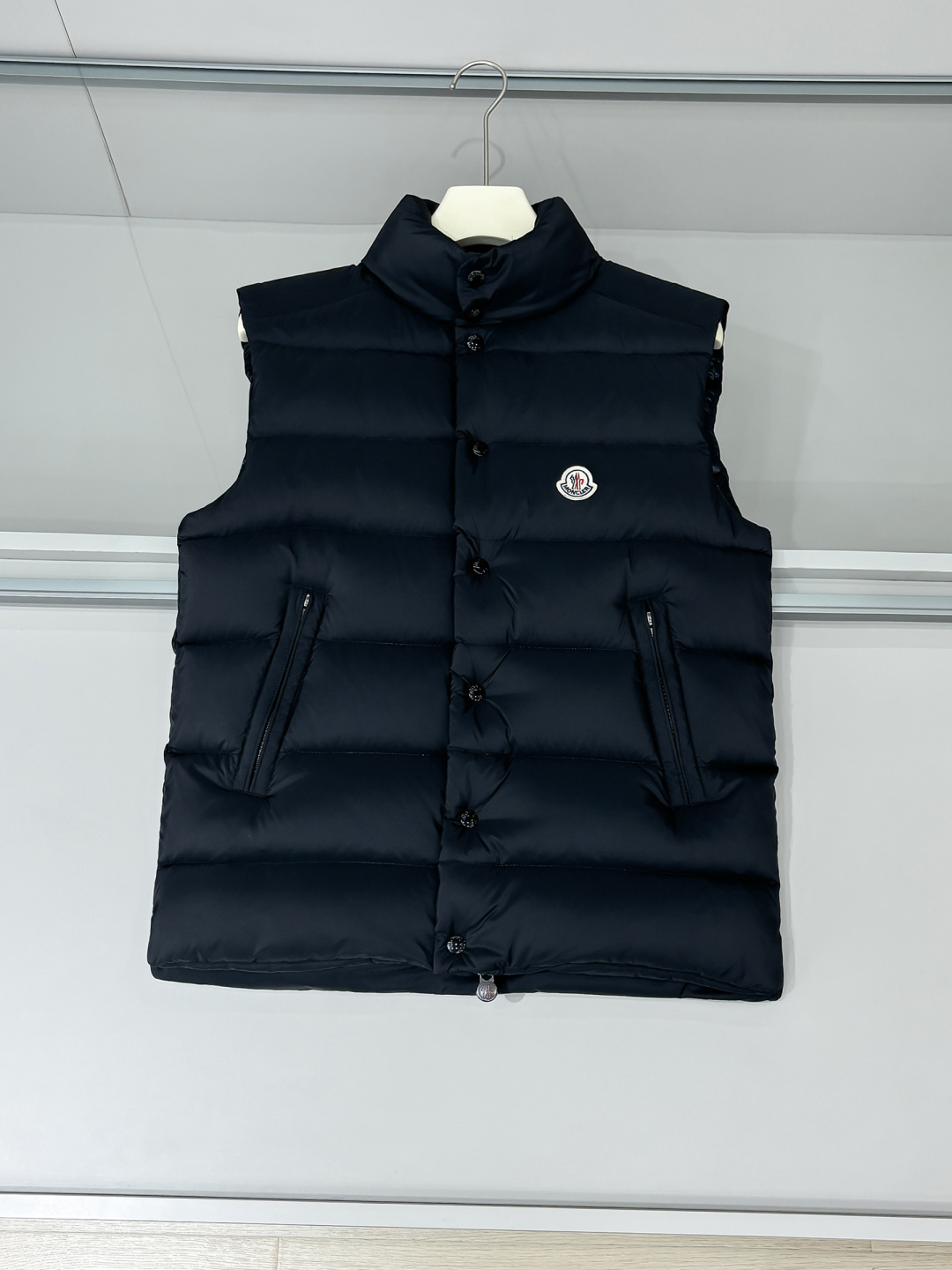 NO:594985,The Tibb men's down vest is a classic Moncler item, inspired by the iconic archival silhouette of the 1980s. Made of longue saison fabric, suitable for seasonal wear. This nylon fabric is lightweight and protective. Details Made of longue saison fabric Longue saison lining Filled with down, collar with snap buttons, zipper closure Zipper pockets Unisex Color: black 25001 size data reference: 1-5  Size 1 has shoulder width 46cm - bust 116cm - length 65cm. Size 2 has shoulder width 48cm - bust 118cm - length 67cm. Size 3 has shoulder width 50cm - bust 120cm - length 69cm. Size 4: shoulder width 52cm - bust 122cm - length 71cm. Size 5: shoulder width 54cm - bust 124cm - length 73cm., down jacket, alexander wang19860909Tibb男士羽绒马甲是Moncler的经典单品,灵感源于80年代的标志性典藏廓形.采用longue saison面料制成,适合换季时节穿着.这种尼龙面料具有轻盈性和保护性. 细节 采用longue saison面料制成 Longue saison衬里 填充羽绒,衣领设有按扣 ,拉链开合 拉链口袋 男女同款 颜色:黑色 25001尺码数据参考: 1-5 1码肩宽46cm-胸围116cm-衣长65cm 2码肩宽48cm-胸围118cm-衣长67cm 3码肩宽50cm-胸围120cm-衣长69cm 4码:肩宽52cm-胸围122cm-衣长71cm 5码:肩宽54cm-胸围124cm-衣长73cm,,down jacket,alexander wang,Men's clothing