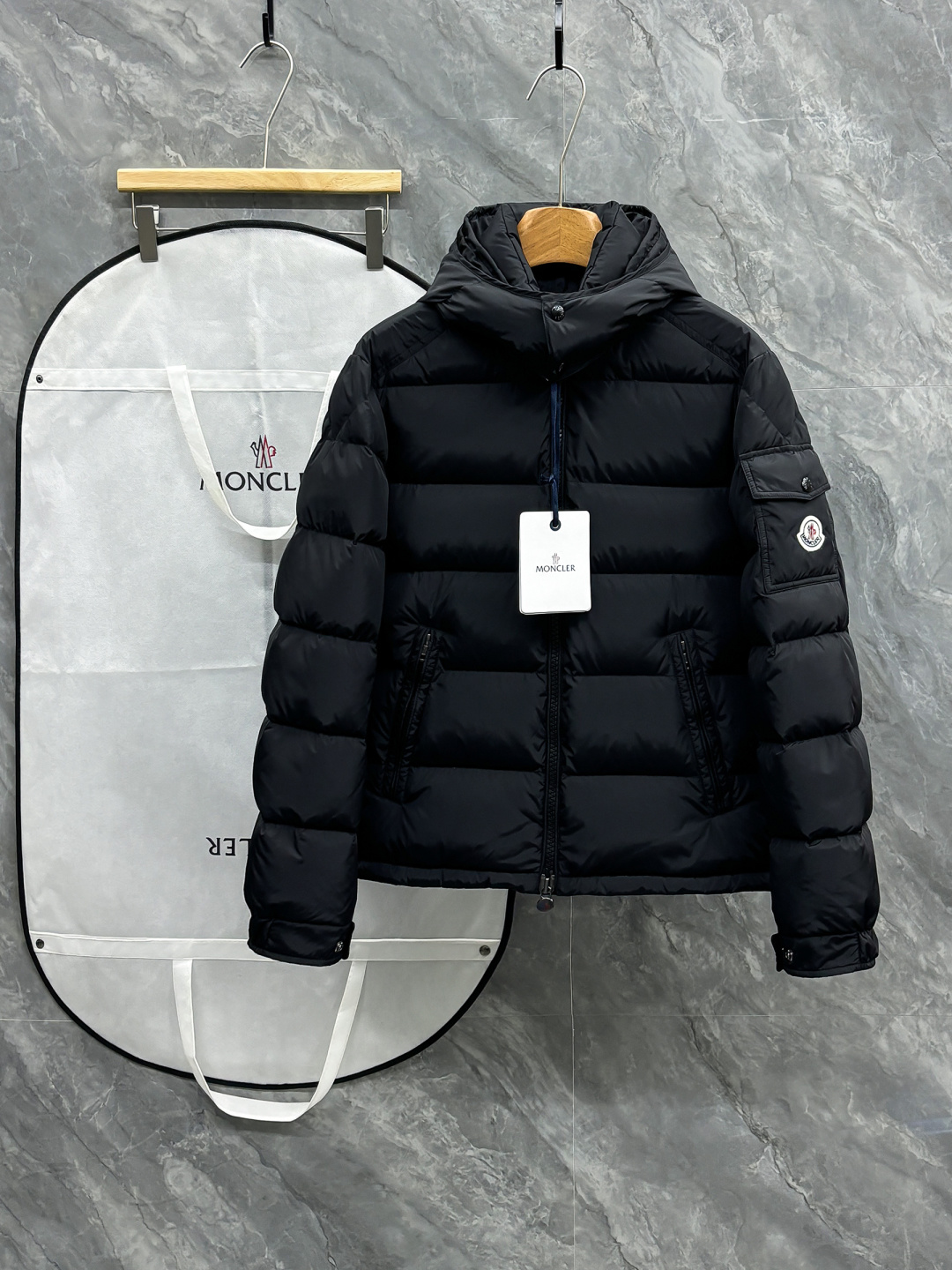 NO:682619,MON25FW new autumn and winter lightweight nylon material zipper down jacket, fashionable webbing hood for men and women, casual and versatile down jacket!  Trading company channels are rare and available on the official website simultaneously!  In the cold autumn and winter, a high-quality down jacket is undoubtedly the best choice to protect us warmly!  The Besines down jacket is a symbol of this continuous development, which raises the protective performance to a new level and brings more convenience and comfort to our lives!  This down jacket is made of custom-made nylon fabric, which is light and soft to the touch. This fabric not only has good windproof and waterproof properties, but is also extremely comfortable to wear, allowing people to enjoy the warmth while also feeling the ultimate comfort experience!  European standard 90 white duck down is used for filling, and the quilting is used to ensure the uniform amount of down, so that the wearer can keep warm without any sense of weight, allowing people to enjoy the warmth while also experiencing the feeling of lightness and freedom!  The basic casual design is simple and elegant, easy to match, whether it is men or women, whether it is daily travel or work, it can be easily controlled!  High version Pay attention to details Color black Size 1-5 Size reference Size 1: Shoulder width 46 Bust 112 Sleeve length 65 Clothing length 67 Size 2: Shoulder width 47 Bust 116 Sleeve length 66 Clothing length 68 Size 3: Shoulder width 48 Bust 120 Sleeve length 67 Clothing length 69 Size 4: Shoulder width 49 Bust 124 Sleeve length 68 Clothing length 70  Size 5: shoulder width 50, bust 128, sleeve length 69, dress length 71,,jackets & coats,jackets & coats,down jacket,hats,19860909MON25FW秋冬新款轻盈尼龙材质拉链羽绒夹克,男女同款时尚织带帽兜休闲百搭羽绒服外套！贸易公司渠道稀出,同步官网发售！在寒冷的秋冬季节,一件优质的羽绒服无疑是保护我们的温暖之选！而Besines羽绒夹克就是这种不断发展的象征,它将保护性能提升到新的高度,为我们的生活带来了更多的便利和舒适！ 这款羽绒服采用了客供定制的尼龙面料,触感轻盈软糯,这种面料不仅具有良好的防风防水性能,而且穿着舒适度极高,让人在享受温暖的同时,也能感受到极致的舒适体验！欧标90白鸭绒进行填充,通过分格绗缝来确保充绒量的均匀,使得着身保暖的同时,又无任何负重感,让人在享受温暖的同时,也能体验到轻盈自由的感觉！基础休闲版型设计,简洁大方,易于搭配,无论是男士还是女士,无论是日常出行还是工作场合,都可以轻松驾驭！ 高版本 注意细节 颜色黑色 尺码1-5 尺寸参考 1码:肩宽46胸围112袖长65衣长67 2码:肩宽47胸围116袖长66衣长68 3码:肩宽48胸围120袖长67衣长69 4码:肩宽49胸围124袖长68衣长70 5码:肩宽50胸围128袖长69衣长71,,jackets & coats,jackets & coats,down jacket,hats,,Men's clothing