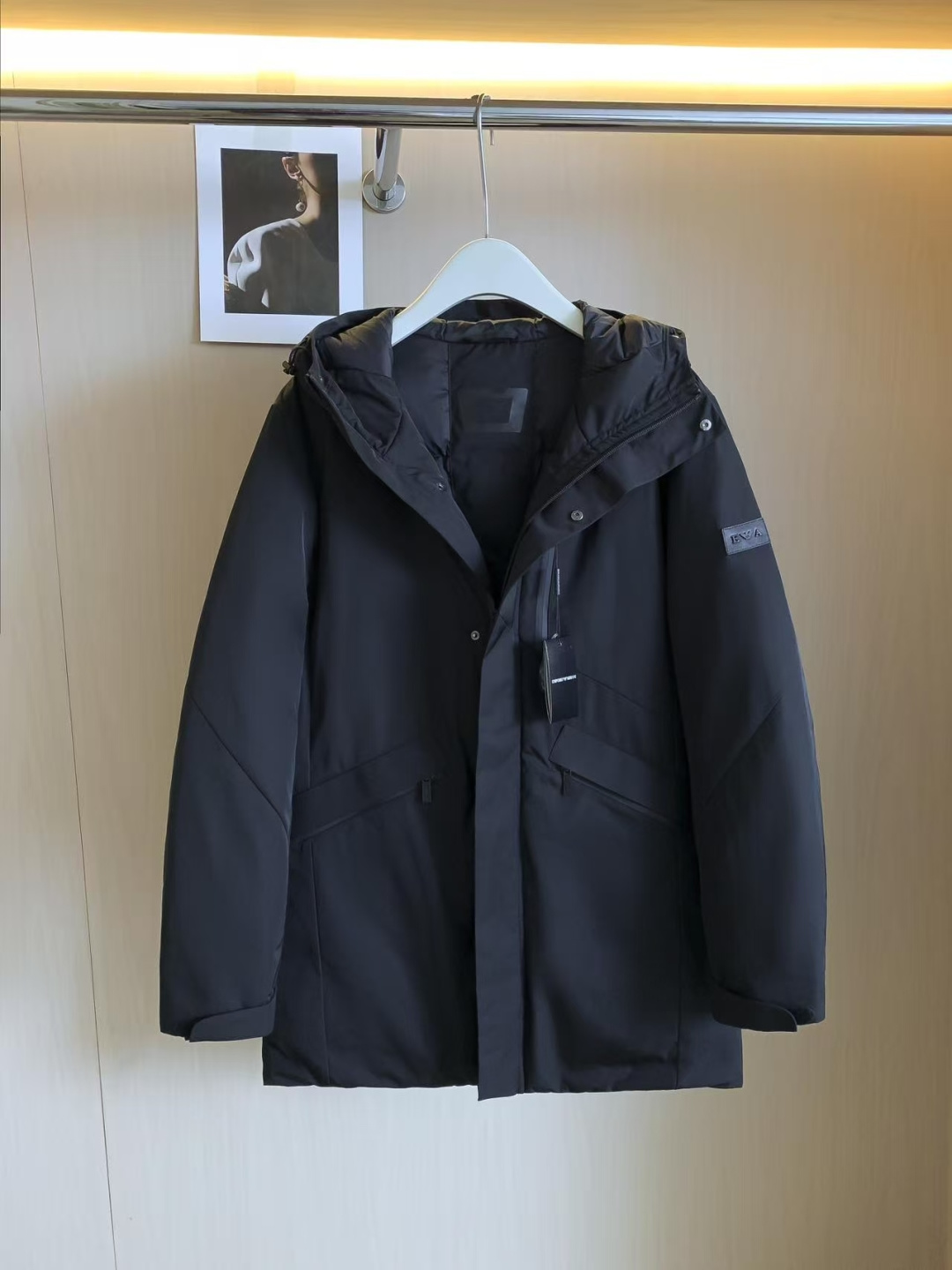 NO:612950,Evergreen Arma25FW autumn and winter new mid-length down jacket, 90 white duck down, high standard customization. The upper body is very stylish, classic and versatile. Customer-supplied hardware. It can be matched with any fashion in winter. A real top order. The version is also very good. Color: black. Size: M-3XL, armani, down jacket, alexander wang19860909长青款Arma25FW秋冬新款中长款羽绒服,90白鸭绒,高标准定制　上身非常有型 经典百搭 客供五金 冬季任何时装都可以搭配　真正的顶级订单 版型上也是非常的好 颜色 黑色 码数M-3XL,,armani,down jacket,alexander wang,Men's clothing