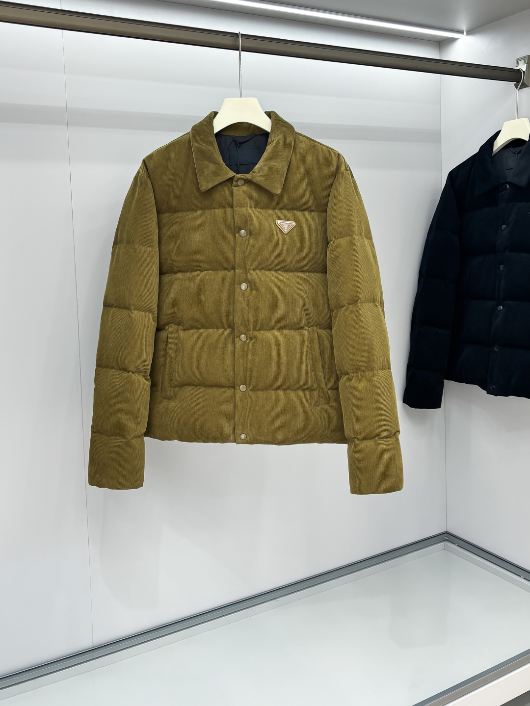 NO:594975,High version, pay attention to details. Prada 25FW This triangle logo is made of genuine leather, and the triangle logo hardware. The Prada letters are smoothed by hand and have no convex feeling, just like ZP. There are three pockets inside. All details are the same as ZP.  An autumn and winter fashionable tool for both men and women. Fashionable men and women can feel free to buy this timeless classic. It is definitely the best choice as a daily commuting item!  This down jacket is made of custom-woven corduroy material supplied by customers. The surface of the fabric has three-dimensional and warm groove details. It visually has a retro and nostalgic tone. It has a little bit of the 70s feel in it, giving people a lazy and relaxing feeling!  The delicate and smooth fiber lining inside is filled with 90% white goose down. It has sufficient down filling and is free of stems and clumps. It has a full and soft down texture. It rebounds instantly when pressed. It can effectively lock in and gather body temperature, bringing you the warmest and most comfortable wearing experience!  The basic and conventional stand-up collar vest style cutting, simple and neat design, can easily create a fashionable and elegant casual look!  Size S-XL,,prada,down jacket,alexander wang19860909高版本 注意细节 Prada 25FW 此款三角标采用真皮、三角标五金logo Prada字母采用磨平工艺用手抚摸无凹凸感和ZP一样.内里设有三个口袋. 所有细节和ZP一样. 配专属防尘袋.高版本请认准细节.秋冬新款灯芯绒立领保暖羽绒服 男女同款经典三角标马甲,灯芯绒面料真的好温柔哦,绝对是秋冬穿搭的一大亮点～ 男女通穿的秋冬时尚着装利器,对于这种不易过时的经典之作,各位潮男潮女们可以放心入手,作为日常通勤单品搭配绝对是最佳的选择！ 此款羽绒服甄选客供定织灯芯绒材质制作而成,面料表面立体温润的坑条细节,视觉上自带复古怀旧腔调,骨子里混了些许70年代的feel,给人慵懒放松的感觉！内里细腻爽滑的纤维内衬,搭配90白鹅绒填充,充绒量足且无梗不结块,饱满柔软的羽绒质感,按压下去瞬间回弹,着身可以有效的锁温聚温,带来最保暖舒适的着穿体验！基础常规的立领马甲版型裁剪,简洁利落的设计,可轻松打造时尚大气的休闲造型！ 尺码S-XL,,prada,down jacket,alexander wang,Men's clothing