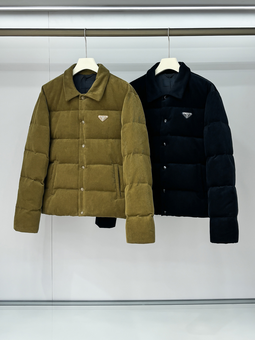 NO:594977,Photo details High version Pay attention to details Prada 25FW This triangle logo is made of genuine leather, and the triangle logo hardware. The Prada letters are smoothed by hand and have no concave and convex feel, just like ZP. There are three pockets inside. All details are the same as ZP. Comes with exclusive dust bag. Please pay attention to the details of the high version. New autumn and winter corduroy stand-up collar warm down jacket. Classic triangle logo vest for men and women. The corduroy fabric is really gentle. It is definitely a highlight of autumn and winter wear~  An autumn and winter fashionable tool for both men and women. Fashionable men and women can feel free to buy this timeless classic. It is definitely the best choice as a daily commuting item!  This down jacket is made of custom-woven corduroy material supplied by customers. The surface of the fabric has three-dimensional and warm groove details. It visually has a retro and nostalgic tone. It has a little bit of the 70s feel in it, giving people a lazy and relaxing feeling!  The delicate and smooth fiber lining inside is filled with 90% white goose down. It has sufficient down filling and is free of stems and clumps. It has a full and soft down texture. It rebounds instantly when pressed. It can effectively lock in and gather body temperature, bringing you the warmest and most comfortable wearing experience!  The basic and conventional stand-up collar vest style cutting, simple and neat design, can easily create a fashionable and elegant casual look!  Size S-XL,,prada,down jacket,alexander wang19860909合照细节 高版本 注意细节 Prada 25FW 此款三角标采用真皮、三角标五金logo Prada字母采用磨平工艺用手抚摸无凹凸感和ZP一样.内里设有三个口袋. 所有细节和ZP一样. 配专属防尘袋.高版本请认准细节.秋冬新款灯芯绒立领保暖羽绒服 男女同款经典三角标马甲,灯芯绒面料真的好温柔哦,绝对是秋冬穿搭的一大亮点～ 男女通穿的秋冬时尚着装利器,对于这种不易过时的经典之作,各位潮男潮女们可以放心入手,作为日常通勤单品搭配绝对是最佳的选择！ 此款羽绒服甄选客供定织灯芯绒材质制作而成,面料表面立体温润的坑条细节,视觉上自带复古怀旧腔调,骨子里混了些许70年代的feel,给人慵懒放松的感觉！内里细腻爽滑的纤维内衬,搭配90白鹅绒填充,充绒量足且无梗不结块,饱满柔软的羽绒质感,按压下去瞬间回弹,着身可以有效的锁温聚温,带来最保暖舒适的着穿体验！基础常规的立领马甲版型裁剪,简洁利落的设计,可轻松打造时尚大气的休闲造型！ 尺码S-XL,,prada,down jacket,alexander wang,Men's clothing