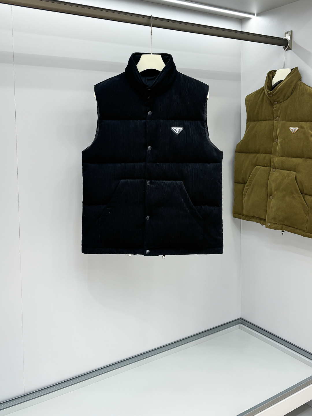 NO:594971,Prada 25FW This triangular logo is made of genuine leather, and the triangular logo hardware logo Prada letters are polished by hand to have no uneven feeling, just like ZP. There are three pockets inside. There is an invisible hat behind the collar, all the details are the same as ZP. It comes with an exclusive dust bag. Please pay attention to the details for the higher version. New autumn and winter corduroy stand-up collar warm down vest!  The classic triangular logo vest is the same for both men and women. The corduroy fabric is really soft. It is definitely a highlight of autumn and winter wear. It is a fashionable tool for autumn and winter that can be worn by both men and women. For this kind of classic that is not easy to go out of style, fashionable men and women can buy it with confidence. It is definitely the best choice as a daily commuting item!  This down vest is made of custom-woven corduroy material supplied by customers. The surface of the fabric has three-dimensional and warm groove details, which visually brings a retro and nostalgic tone. It has a bit of 70s feel mixed in, giving people a lazy and relaxing feeling!  The delicate and smooth fiber lining inside is filled with 90% white goose down. It has sufficient down filling and is free of stems and clumps. It has a full and soft down texture. It rebounds instantly when pressed. It can effectively lock in and gather body temperature, bringing you the warmest and most comfortable wearing experience!  The basic and conventional stand-up collar vest style cutting, simple and neat design, can easily create a fashionable and elegant casual look!  Size S-XL,,prada,down jacket,hats,alexander wang19860909Prada 25FW 此款三角标采用真皮、三角标五金logo Prada字母采用磨平工艺用手抚摸无凹凸感和ZP一样.内里设有三个口袋. 领口后方设有隐形帽子、所有细节和ZP一样. 配专属防尘袋.高版本请认准细节.秋冬新款灯芯绒立领保暖羽绒马甲！男女同款经典三角标马甲,灯芯绒面料真的好温柔哦,绝对是秋冬穿搭的一大亮点～ 男女通穿的秋冬时尚着装利器,对于这种不易过时的经典之作,各位潮男潮女们可以放心入手,作为日常通勤单品搭配绝对是最佳的选择！ 此款羽绒背心甄选客供定织灯芯绒材质制作而成,面料表面立体温润的坑条细节,视觉上自带复古怀旧腔调,骨子里混了些许70年代的feel,给人慵懒放松的感觉！内里细腻爽滑的纤维内衬,搭配90白鹅绒填充,充绒量足且无梗不结块,饱满柔软的羽绒质感,按压下去瞬间回弹,着身可以有效的锁温聚温,带来最保暖舒适的着穿体验！基础常规的立领马甲版型裁剪,简洁利落的设计,可轻松打造时尚大气的休闲造型！ 尺码S-XL,,prada,down jacket,hats,alexander wang,Men's clothing