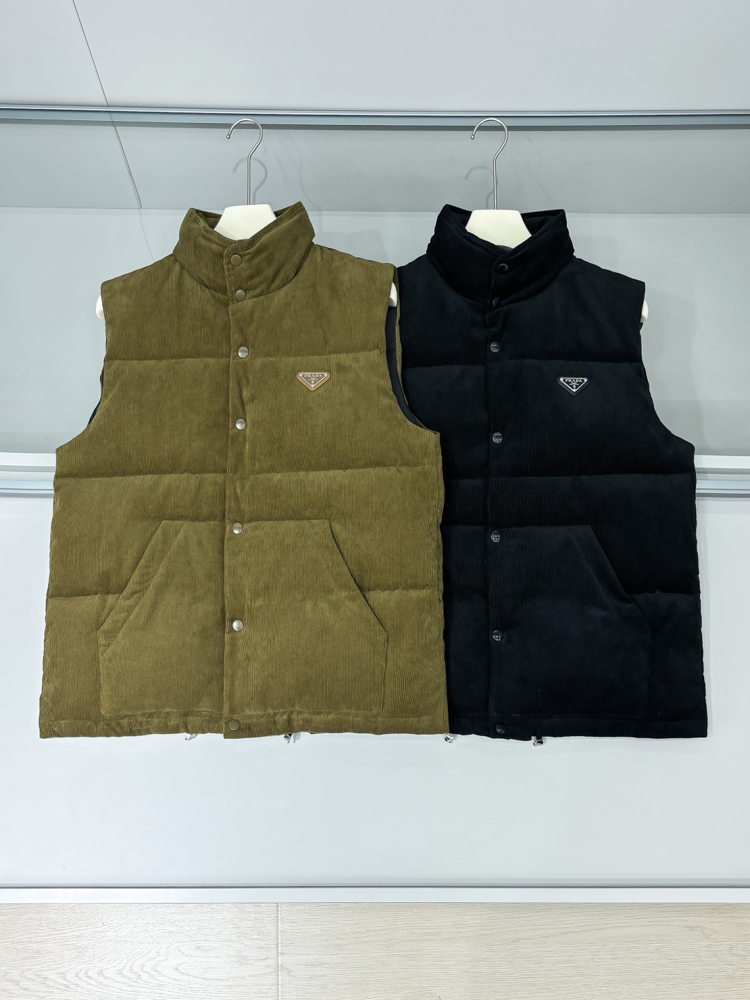 NO:594973,Photo details Prada 25FW This triangle logo is made of genuine leather, and the triangle logo hardware. The Prada letters are smoothed by hand and have no concave and convex feel, just like ZP. There are three pockets inside. There is an invisible hood behind the collar, and all the details are the same as ZP. Comes with an exclusive dust bag. Please pay attention to the details for the higher version. New autumn and winter corduroy stand-up collar warm down vest!  The classic triangular logo vest is the same for both men and women. The corduroy fabric is really soft. It is definitely a highlight of autumn and winter outfits. It is a fashionable tool for autumn and winter that can be worn by both men and women. For this kind of timeless classic, fashionable men and fashionable women can buy it with confidence. It is definitely the best choice as a daily commuting item!  This down vest is made of custom-woven corduroy material supplied by customers. The surface of the fabric has three-dimensional and warm groove details, which visually brings a retro and nostalgic tone. It has a bit of 70s feel mixed in, giving people a lazy and relaxing feeling!  The delicate and smooth fiber lining inside is filled with 90% white goose down. It has sufficient down filling and is free of stems and clumps. It has a full and soft down texture. It rebounds instantly when pressed. It can effectively lock in and gather body temperature, bringing you the warmest and most comfortable wearing experience!  The basic and conventional stand-up collar vest style cutting, simple and neat design, can easily create a fashionable and elegant casual look!  Size S-XL,,prada,down jacket,hats,alexander wang19860909合照细节 Prada 25FW 此款三角标采用真皮、三角标五金logo Prada字母采用磨平工艺用手抚摸无凹凸感和ZP一样.内里设有三个口袋. 领口后方设有隐形帽子、所有细节和ZP一样. 配专属防尘袋.高版本请认准细节.秋冬新款灯芯绒立领保暖羽绒马甲！男女同款经典三角标马甲,灯芯绒面料真的好温柔哦,绝对是秋冬穿搭的一大亮点～ 男女通穿的秋冬时尚着装利器,对于这种不易过时的经典之作,各位潮男潮女们可以放心入手,作为日常通勤单品搭配绝对是最佳的选择！ 此款羽绒背心甄选客供定织灯芯绒材质制作而成,面料表面立体温润的坑条细节,视觉上自带复古怀旧腔调,骨子里混了些许70年代的feel,给人慵懒放松的感觉！内里细腻爽滑的纤维内衬,搭配90白鹅绒填充,充绒量足且无梗不结块,饱满柔软的羽绒质感,按压下去瞬间回弹,着身可以有效的锁温聚温,带来最保暖舒适的着穿体验！基础常规的立领马甲版型裁剪,简洁利落的设计,可轻松打造时尚大气的休闲造型！ 尺码S-XL,,prada,down jacket,hats,alexander wang,Men's clothing