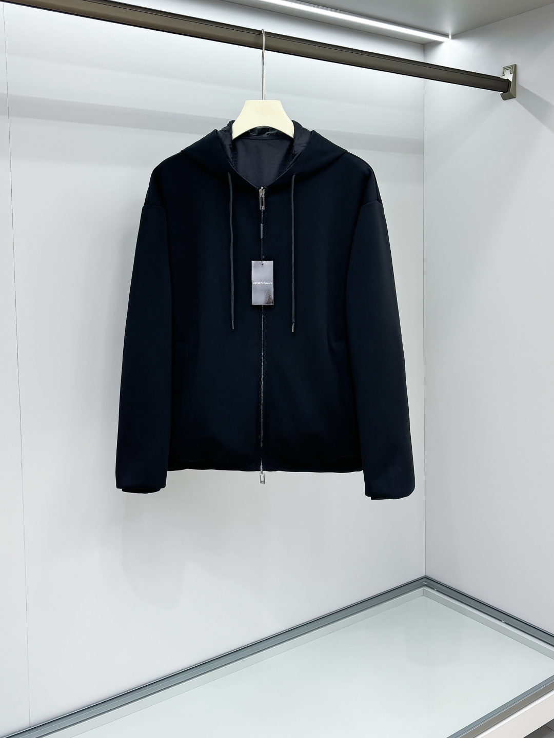 NO:594979,Reversible Armani high-quality 2025 autumn and winter new jacket, the new product on the show is in perfect condition, the fabric is comfortable and warm, the color is full and attractive, the design is very outstanding, it can easily enhance the fashion sense, the workmanship is extremely sophisticated and rigorous, and the wiring is neat and meticulous!  A masterpiece from a famous designer!  The upper body does not look bloated and is super handsome!  Size S-2XL,,armani,jackets & coats,jackets & coats,alexander wang19860909双面穿 阿玛尼 高品质2025秋冬新款夹克外套,秀场新品品相非常完美,面料舒适保暖,色泽饱满诱人,非常出彩的设计,轻松将时髦感进阶,做工极为考究严谨,走线工整细致！大牌设计师巨作！上身不显臃肿、超级帅气！ 码数S-2XL,,armani,jackets & coats,jackets & coats,alexander wang,Men's clothing