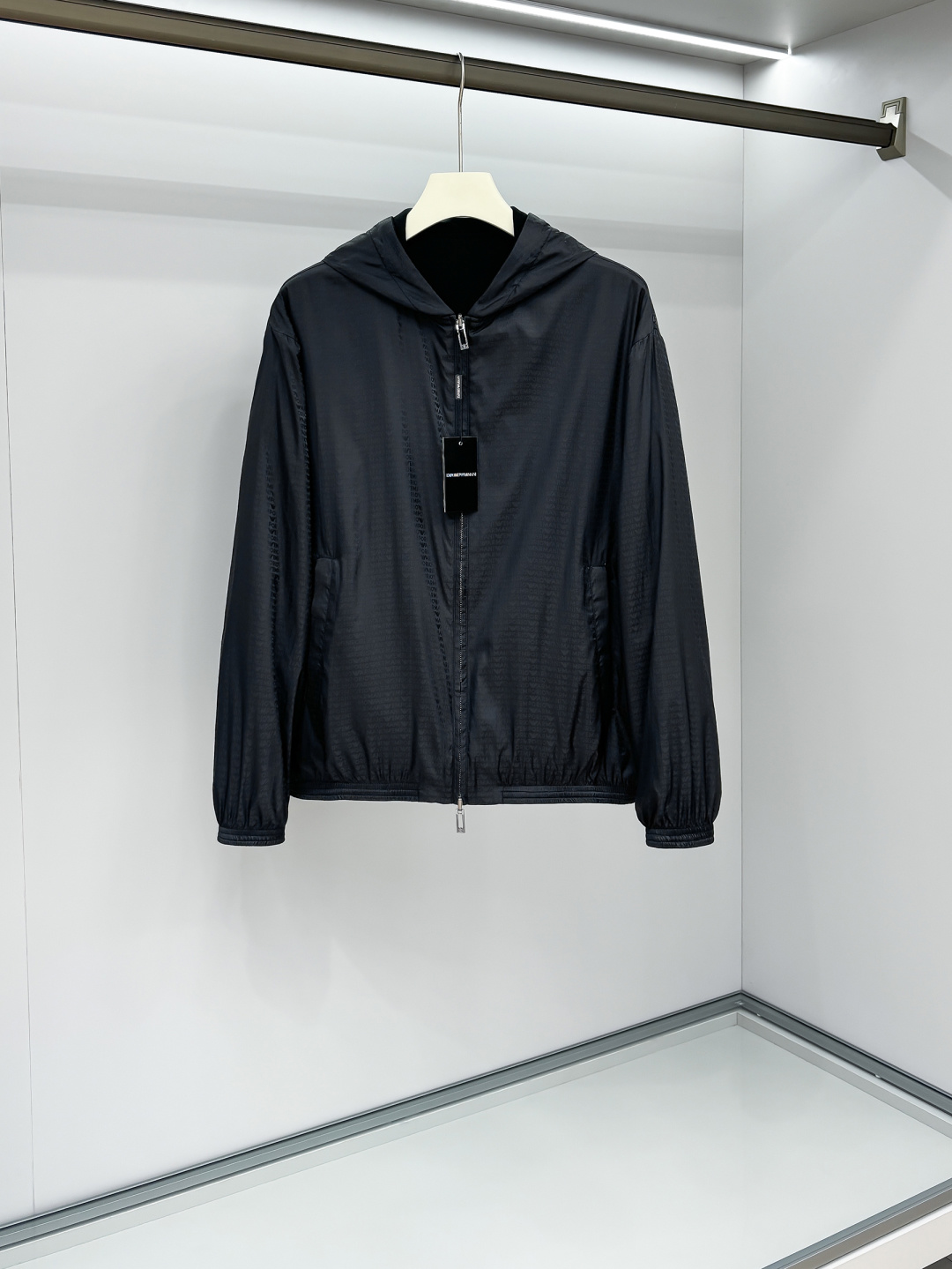 NO:594981,Double-sided Armani high-quality 2025 autumn and winter new jackets. The new products on the show are in perfect condition. The fabrics are comfortable and warm, and the colors are full and attractive. The very outstanding design easily enhances the sense of fashion. The workmanship is extremely sophisticated and rigorous, and the wiring is neat and meticulous!  A masterpiece from a famous designer!  The upper body does not look bloated and is super handsome!  Size S-2XL,,armani,jackets & coats,jackets & coats,alexander wang19860909双面 阿玛尼 高品质2025秋冬新款夹克外套,秀场新品品相非常完美,面料舒适保暖,色泽饱满诱人,非常出彩的设计,轻松将时髦感进阶,做工极为考究严谨,走线工整细致！大牌设计师巨作！上身不显臃肿、超级帅气！ 码数S-2XL,,armani,jackets & coats,jackets & coats,alexander wang,Men's clothing