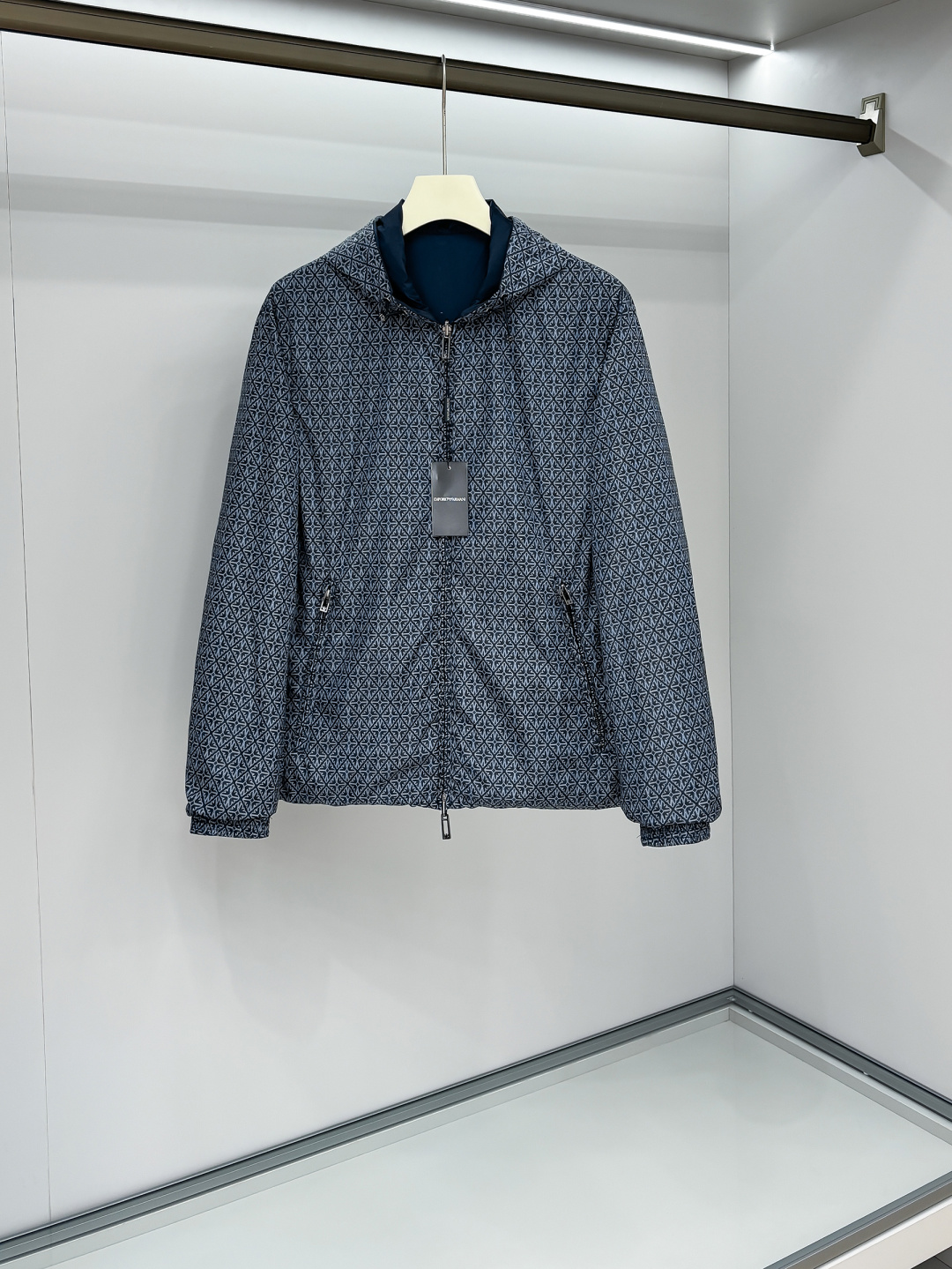 NO:594982,Reversible Armani high-quality 2025 autumn and winter new jacket, the new product on the show is in perfect condition, the fabric is comfortable and warm, the color is full and attractive, the design is very outstanding, it can easily enhance the fashion sense, the workmanship is extremely sophisticated and rigorous, and the wiring is neat and meticulous!  A masterpiece from a famous designer!  The upper body does not look bloated and is super handsome!  Size S-XL,,armani,jackets & coats,jackets & coats,alexander wang19860909双面穿 阿玛尼 高品质2025秋冬新款夹克外套,秀场新品品相非常完美,面料舒适保暖,色泽饱满诱人,非常出彩的设计,轻松将时髦感进阶,做工极为考究严谨,走线工整细致！大牌设计师巨作！上身不显臃肿、超级帅气！ 码数S-XL,,armani,jackets & coats,jackets & coats,alexander wang,Men's clothing