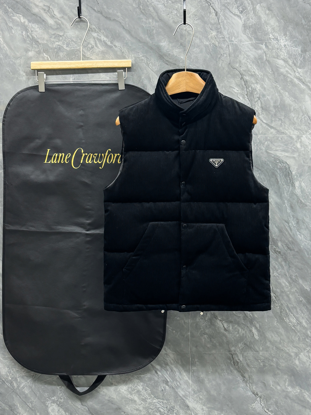 NO:682578,Prada 25FW This triangular logo is made of genuine leather, and the triangular logo hardware logo Prada letters are polished by hand to have no uneven feeling, just like ZP. There are three pockets inside. There is an invisible hat behind the collar, all the details are the same as ZP. It comes with an exclusive dust bag. Please pay attention to the details for the higher version. New autumn and winter corduroy stand-up collar warm down vest!  The classic triangular logo vest is the same for both men and women. The corduroy fabric is really soft. It is definitely a highlight of autumn and winter wear. It is a fashionable tool for autumn and winter that can be worn by both men and women. For this kind of classic that is not easy to go out of style, fashionable men and women can buy it with confidence. It is definitely the best choice as a daily commuting item!  This down vest is made of custom-woven corduroy material supplied by customers. The surface of the fabric has three-dimensional and warm groove details, which visually brings a retro and nostalgic tone. It has a bit of 70s feel mixed in, giving people a lazy and relaxing feeling!  The delicate and smooth fiber lining inside is filled with 90% white goose down. It has sufficient down filling and is free of stems and clumps. It has a full and soft down texture. It rebounds instantly when pressed. It can effectively lock in and gather body temperature, bringing you the warmest and most comfortable wearing experience!  The basic and conventional stand-up collar vest style cutting, simple and neat design, can easily create a fashionable and elegant casual look!  Size S-XL,,prada,down jacket,hats,19860909Prada 25FW 此款三角标采用真皮、三角标五金logo Prada字母采用磨平工艺用手抚摸无凹凸感和ZP一样.内里设有三个口袋. 领口后方设有隐形帽子、所有细节和ZP一样. 配专属防尘袋.高版本请认准细节.秋冬新款灯芯绒立领保暖羽绒马甲！男女同款经典三角标马甲,灯芯绒面料真的好温柔哦,绝对是秋冬穿搭的一大亮点～ 男女通穿的秋冬时尚着装利器,对于这种不易过时的经典之作,各位潮男潮女们可以放心入手,作为日常通勤单品搭配绝对是最佳的选择！ 此款羽绒背心甄选客供定织灯芯绒材质制作而成,面料表面立体温润的坑条细节,视觉上自带复古怀旧腔调,骨子里混了些许70年代的feel,给人慵懒放松的感觉！内里细腻爽滑的纤维内衬,搭配90白鹅绒填充,充绒量足且无梗不结块,饱满柔软的羽绒质感,按压下去瞬间回弹,着身可以有效的锁温聚温,带来最保暖舒适的着穿体验！基础常规的立领马甲版型裁剪,简洁利落的设计,可轻松打造时尚大气的休闲造型！ 尺码S-XL,,prada,down jacket,hats,,Men's clothing