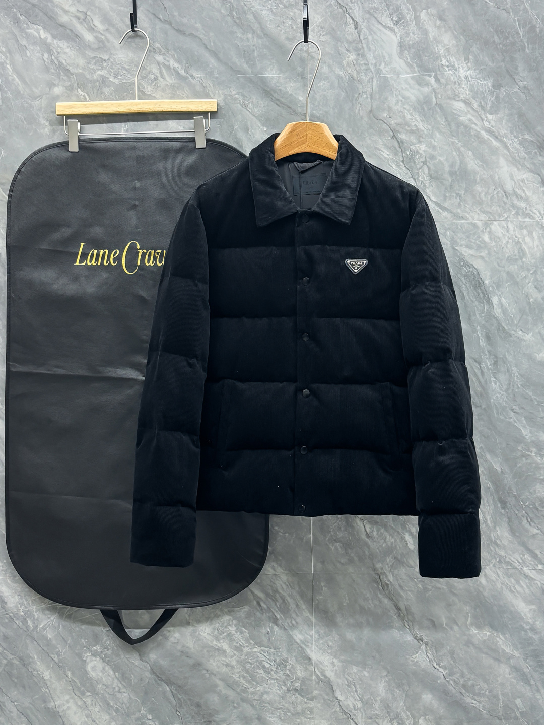 NO:682583,High version, pay attention to details. Prada 25FW This triangle logo is made of genuine leather, and the triangle logo hardware. The Prada letters are smoothed by hand and have no convex feeling, just like ZP. There are three pockets inside. All details are the same as ZP.  An autumn and winter fashionable tool for both men and women. Fashionable men and women can feel free to buy this timeless classic. It is definitely the best choice as a daily commuting item!  This down jacket is made of custom-woven corduroy material supplied by customers. The surface of the fabric has three-dimensional and warm groove details. It visually has a retro and nostalgic tone. It has a little bit of the 70s feel in it, giving people a lazy and relaxing feeling!  The delicate and smooth fiber lining inside is filled with 90% white goose down. It has sufficient down filling and is free of stems and clumps. It has a full and soft down texture. It rebounds instantly when pressed. It can effectively lock in and gather body temperature, bringing you the warmest and most comfortable wearing experience!  The basic and conventional stand-up collar vest style cutting, simple and neat design, can easily create a fashionable and elegant casual look!  Size S-XL,,prada,down jacket,19860909高版本 注意细节 Prada 25FW 此款三角标采用真皮、三角标五金logo Prada字母采用磨平工艺用手抚摸无凹凸感和ZP一样.内里设有三个口袋. 所有细节和ZP一样. 配专属防尘袋.高版本请认准细节.秋冬新款灯芯绒立领保暖羽绒服 男女同款经典三角标马甲,灯芯绒面料真的好温柔哦,绝对是秋冬穿搭的一大亮点～ 男女通穿的秋冬时尚着装利器,对于这种不易过时的经典之作,各位潮男潮女们可以放心入手,作为日常通勤单品搭配绝对是最佳的选择！ 此款羽绒服甄选客供定织灯芯绒材质制作而成,面料表面立体温润的坑条细节,视觉上自带复古怀旧腔调,骨子里混了些许70年代的feel,给人慵懒放松的感觉！内里细腻爽滑的纤维内衬,搭配90白鹅绒填充,充绒量足且无梗不结块,饱满柔软的羽绒质感,按压下去瞬间回弹,着身可以有效的锁温聚温,带来最保暖舒适的着穿体验！基础常规的立领马甲版型裁剪,简洁利落的设计,可轻松打造时尚大气的休闲造型！ 尺码S-XL,,prada,down jacket,,Men's clothing