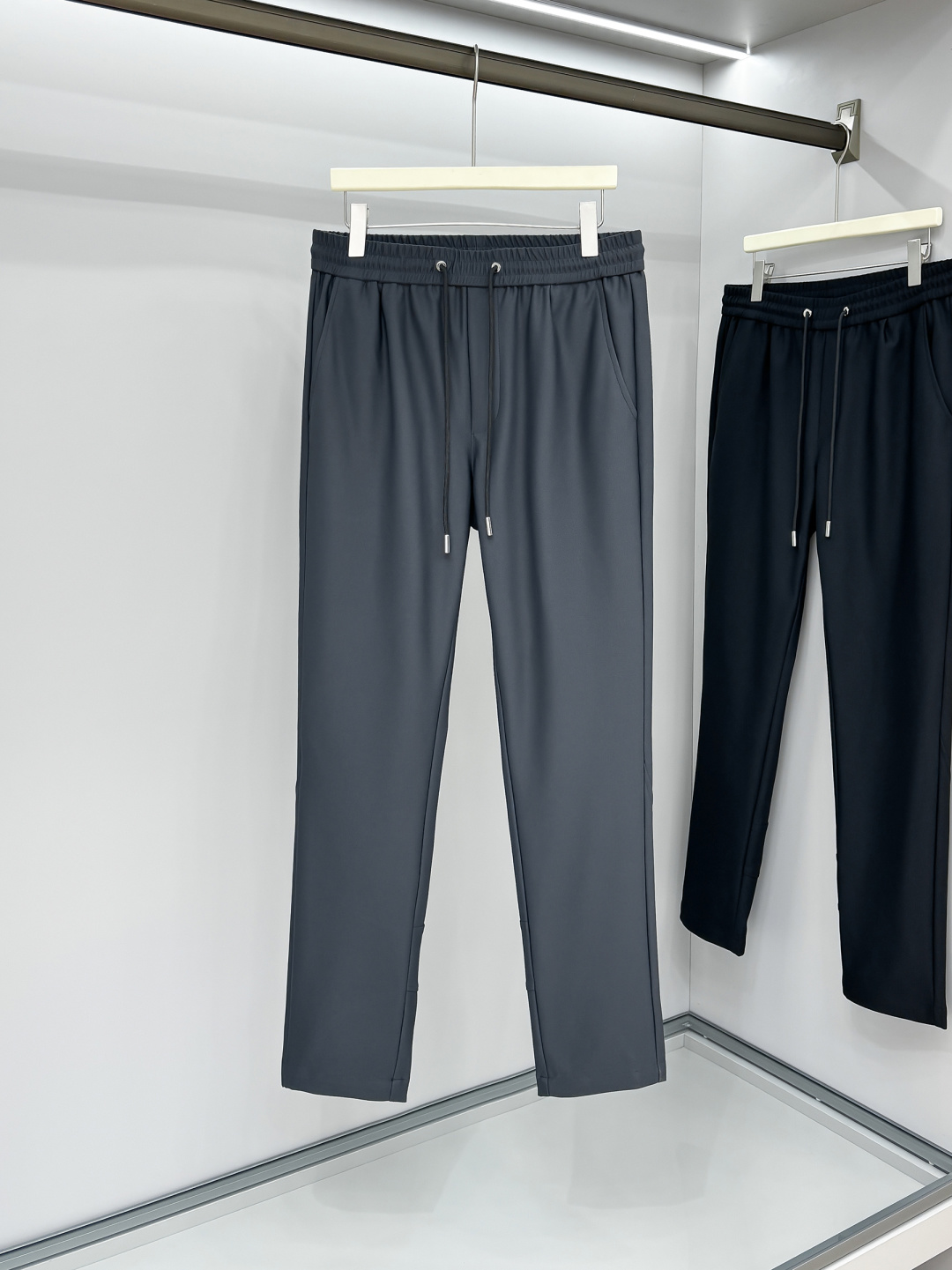 NO:594969,P's 25 autumn and winter men's boutique casual pants. Italian imported fabrics, the latest upper body style is invincible! You can definitely wear it with your eyes closed. This pants is very versatile and can be worn for daily work and outdoor sports. It is the perfect combination of fashion and leisure and outdoor sports, so whether you wear it daily or outdoors, it is your best choice. Extremely comfortable. This style is a pair of running casual business pants with an extremely wide range of applications. Color black khaki Size M-3XL, alexander wang19860909P家25秋冬 男士精品休闲裤.意大利进口面料,最新款上身版型无敌正!绝对可以闭眼收的一款此款裤子非常百搭,日常上班户外运动都可以穿着,是时尚休闲与户外运动的完美结合,所以无论您平时穿或者户外穿都是您的最佳选择.极致舒适性.此款是一件适用范围极其广泛的跑步休闲商务裤 颜色黑色 卡其 尺码M-3XL,,alexander wang,Men's clothing