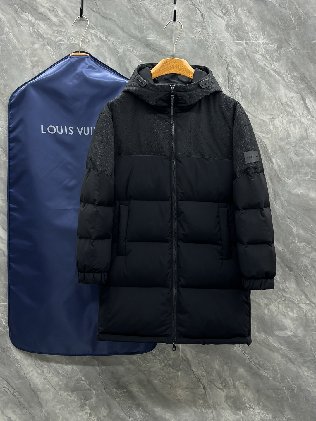 NO:682621,90 goose down, pay attention to the details, long style (higher version comes with blue dust bag) 1V25FW autumn and winter new dark pattern old flower splicing zipper down jacket, same style for men and women with sleeves and arms rubber nameplate detachable hooded stand collar down jacket!  Trading company channels are rare and available on the official website simultaneously!  V's new down jacket is a popular fashion item this winter. This down jacket not only has excellent thermal insulation properties, but also incorporates the brand's classic elements, showing a unique sense of fashion and luxury!  The fabric is made of custom-made high-density nylon material, which has excellent windproof, waterproof and velvet-proof capabilities!  This means you can wear it outside in the cold winter months and stay dry and warm whether it's windy, rainy or snowy!  The shoulder sleeves are spliced ​​with three-dimensional presbyopic dark pattern fabrics. The collision between two different fabrics creates a fashionable and high-end visual effect!  This design not only increases the overall sense of layering, but also makes you look more outstanding when wearing it!  The interior is filled with European standard imported 90 white goose down, which is divided into compartments through horizontal quilting technology, making the down jacket full and fluffy. It not only provides sufficient warmth, but also maintains a light feeling, making you more comfortable and comfortable when wearing it!  The placket zipper puller and the rubber nameplate on the sleeve arm echo each other, as well as the hardware accessories engraved with the brand logo, showing luxurious and elegant details!  The casual and versatile style and detachable hooded stand-up collar design allow both boys and girls to easily interpret different styles, making you the center of attention in different occasions!  Size 48-54,,jackets & coats,jackets & coats,down jacket,hats,1986090990鹅绒 认准细节 长款（高版本配有蓝色防尘袋）1V25FW秋冬新款暗纹老花拼接拉链羽绒夹克,男女同款袖臂橡胶铭牌可拆卸连帽立领羽绒服外套！贸易公司渠道稀出,同步官网发售！V家全新羽绒夹克是今年冬季的热门时尚单品,这款羽绒服不仅拥有出色的保暖性能,还融合了品牌的经典元素,展现出独特的时髦高级感！ 面料采用了客供定制的高密度尼龙材质,具有优越的防风防水以及防钻绒的能力！这意味着在寒冷的冬季,您可以放心穿着它外出,无论是风雨交加还是大雪纷飞,都能保持干燥和温暖！肩袖处采用了立体老花暗纹面料进行拼接,两种不同面料间的碰撞营造出了时尚高级的视觉效果！这种设计不仅增加了整体的层次感,也让您在穿着时更加出彩！ 内里填充的是欧标进口90白鹅绒,经过横向绗缝工艺进行分格填充,使得羽绒服的质感饱满蓬松,不仅能提供充足的保暖效果,还能保持轻盈的感觉,让您在穿着时更加舒适自在！门襟拉链头和袖臂上橡胶铭牌相呼应,以及刻有品牌Logo的五金辅料,尽显奢华考究的细节！休闲百搭的版型,可拆卸式连帽立领设计,无论是男生还是女生,都可以轻松演绎出不同的风格,让您在不同场合中都能成为焦点！尺码48-54,,jackets & coats,jackets & coats,down jacket,hats,,Men's clothing