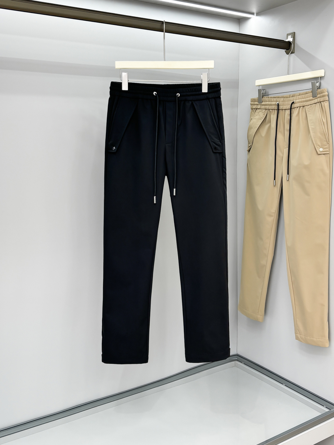 NO:594967,PRADA 2025 autumn and winter new style. Imported fabrics, simple and versatile styles, easy to wear, full of details!  The pockets on both sides of the trousers are very bright, but they don’t look too high-profile. The upper body is handsome and stylish, with full accent. The workmanship of the waist, the overall tailoring, and the upper body effect are impeccable, and the version is superb; whether it is for work or leisure, it can be perfectly controlled. Color Black Khaki Size M-3XL, prada, alexander wang19860909PRADA 2025秋冬新款.进口面料款式简约百搭款,不挑人穿,细节感十足！裤身口袋两侧非常有亮点,但也不会显得过于高调.上身帅气有型,腔调十足.腰头的做工,整体的剪裁,上身效果都无可挑剔,版型超赞；无论是上班还是休闲,都可以完美驾驭. 颜色黑色 卡其 码数M-3XL,,prada,alexander wang,Men's clothing