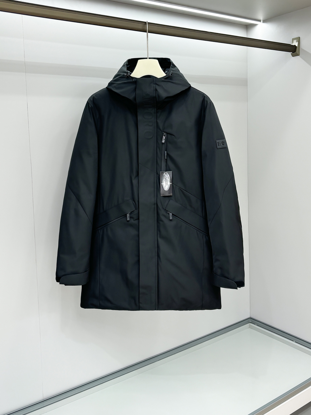 NO:595000,Evergreen Arma25FW autumn and winter new mid-length down jacket, 90 white duck down, high standard customization. The upper body is very stylish, classic and versatile. Customer-supplied hardware. It can be matched with any fashion in winter. A real top order. The version is also very good. Color: black. Size: M-3XL, armani, down jacket, alexander wang19860909长青款Arma25FW秋冬新款中长款羽绒服,90白鸭绒,高标准定制　上身非常有型 经典百搭 客供五金 冬季任何时装都可以搭配　真正的顶级订单 版型上也是非常的好 颜色 黑色 码数M-3XL,,armani,down jacket,alexander wang,Men's clothing