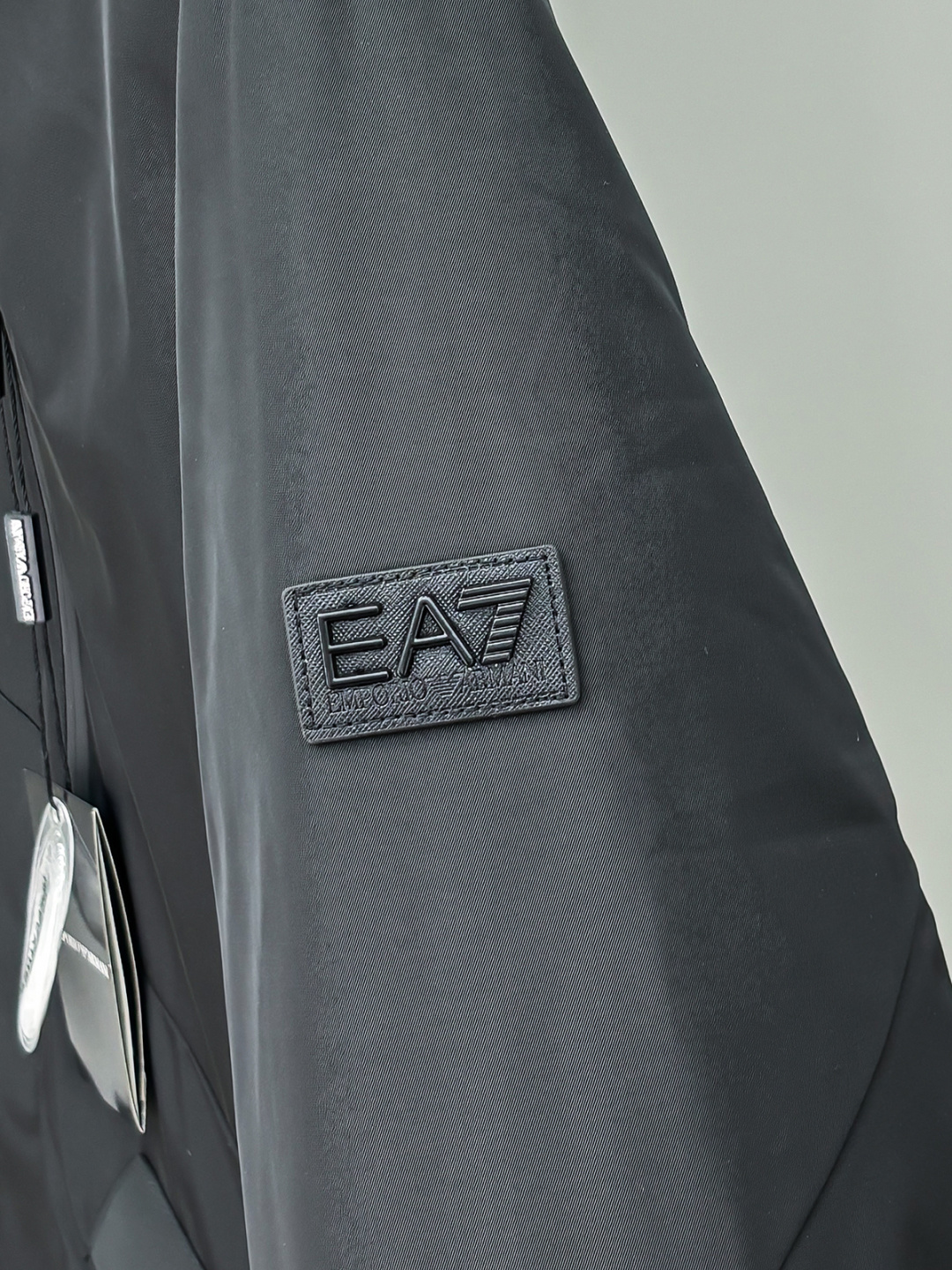 NO:595003,Details Evergreen Arma25FW autumn and winter new mid-length down jacket, 90 white duck down, high standard customization. The upper body is very stylish, classic and versatile. Customer-supplied hardware. Can be matched with any fashion in winter. Real top order. The version is also very good. Color: black. Size: M-3XL, armani, down jacket, alexander wang19860909细节 长青款Arma25FW秋冬新款中长款羽绒服,90白鸭绒,高标准定制　上身非常有型 经典百搭 客供五金 冬季任何时装都可以搭配　真正的顶级订单 版型上也是非常的好 颜色 黑色 码数M-3XL,,armani,down jacket,alexander wang,Men's clothing