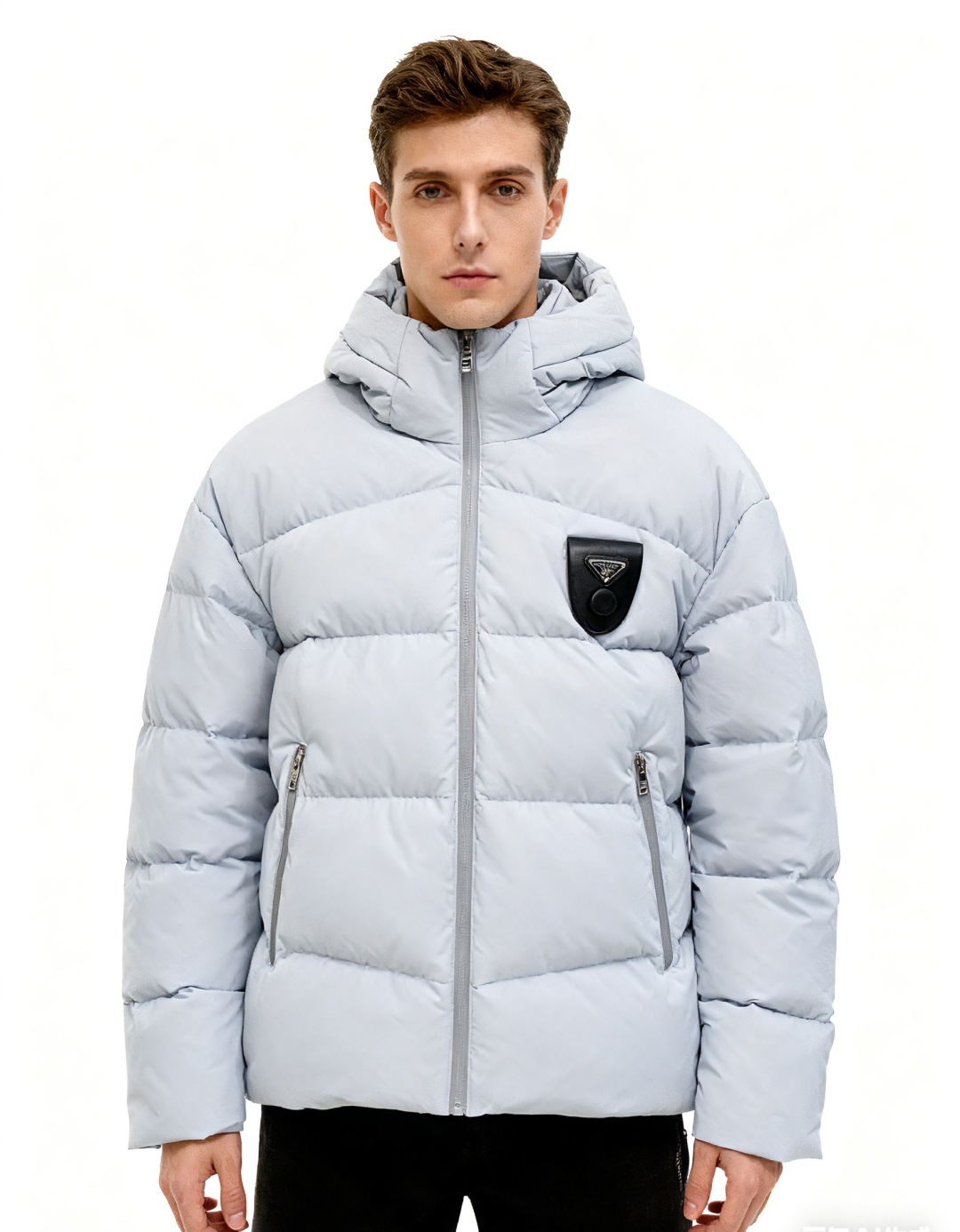 NO:599537,2025ss winter exclusive new product PRADA down jacket  Trading company channels are rare, and they are sold simultaneously on the official website. The interior is filled with national standard 90 goose down. It is of the highest quality on the market. It has a classic triangle logo. The diagonal zipper design on the chest can be opened and stored. The upper body is light and warm, giving you a unique fashionable temperament while being comfortable. The lining of imported fabrics is of the highest standard. The accessories and hardware are all custom-made from the original factory. The high-quality products that the male idol is most looking forward to are coming in a big way, allowing you to feel what true luxury has connotation!  Size M-XXXL (please state your height and weight when placing an order), prada, prada, down jacket, alexander wang198609092025ss冬季独家新品普拉达PRADA羽绒服 贸易公司渠道稀出,同步官网发售,内里填充国标90鹅绒羽绒朵,市面最高品质,经典三角标,胸前斜拉链设计打开可收纳,上身轻盈保暖,在舒适的同时穿出独一无二的时尚气质,进口面料里布最高标准,辅料五金全部原厂定做,男神最为期待的精品狠货重磅来袭,让你感受到什么叫真正的高奢有内涵! 尺码M-XXXL（下单请报身高体重）,,prada,prada,down jacket,alexander wang,Men's clothing