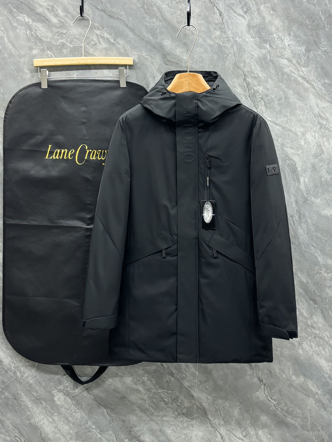 NO:682586,Evergreen Arma25FW autumn and winter new mid-length down jacket, 90 white duck down, high standard customization. The upper body is very stylish, classic and versatile. Customer-supplied hardware. It can be matched with any fashion in winter. A real top order. The version is also very good. Color: black. Size M-3XL, armani, down jacket,19860909长青款Arma25FW秋冬新款中长款羽绒服,90白鸭绒,高标准定制　上身非常有型 经典百搭 客供五金 冬季任何时装都可以搭配　真正的顶级订单 版型上也是非常的好 颜色 黑色 码数M-3XL,,armani,down jacket,,Men's clothing