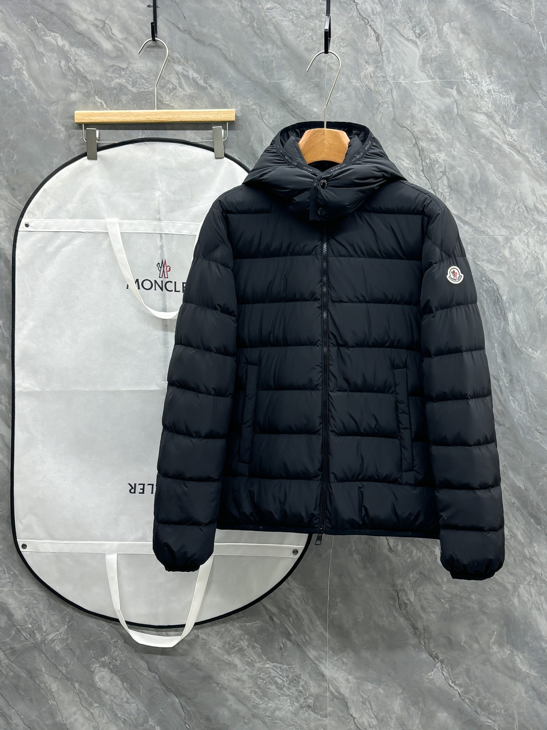 NO:682611,MO (high version) pays attention to details, real 90 goose down, C25FW new autumn and winter down, men's breathable trading company channels are rare, and it is sold simultaneously on the official website!  MOC functional down jacket has become an ideal choice for outdoor enthusiasts with its advantages of comfort and functionality!  Whether in the cold winter or in harsh weather conditions, it can provide the wearer with good protection and comfort!  Secondly, the interior is filled with high-quality European standard 90 goose down. This filling is not only warm, but also light and not bloated!  The amount of down filling is controlled just right, which can maintain the warmth effect without putting too much burden on the wearer!  Convenient for daily commuting and outdoor activities!  These practical designs enable the jacket to meet the needs of users in terms of practicality and convenience!  Three-dimensional splicing tailoring conforms to the principles of ergonomic design. When worn on the upper body, it is not only practical but also shows a fashionable appearance. Sizes 1-5, jackets & coats, down jacket,19860909MO（高版本）注意细节 真正的90鹅绒 C25FW秋冬新款羽绒 男士透气贸易公司渠道稀出,同步官网发售！MOC机能羽绒夹克以其舒适性和功能性的优势,成为户外爱好者的理想选择！无论是在寒冷的冬季还是在恶劣的天气条件下,它都能够为穿着者提供良好的保护和舒适度！ 其次内里采用优质欧标90鹅绒填充,这种填充物不仅保暖,而且轻盈不显臃肿！充绒量的控制恰到好处,既能保持保暖效果,又不会给穿着者带来过多的负担！方便日常通勤和户外活动时的使用！这些实用的设计,使得夹克在实用性和便捷性方面都能够满足用户的需求！立体式拼接剪裁,符合人体工程学设计的原则,上身穿着时不仅实穿性强,还能够展现出时尚的颜值度 尺码1-5,,jackets & coats,down jacket,,Men's clothing