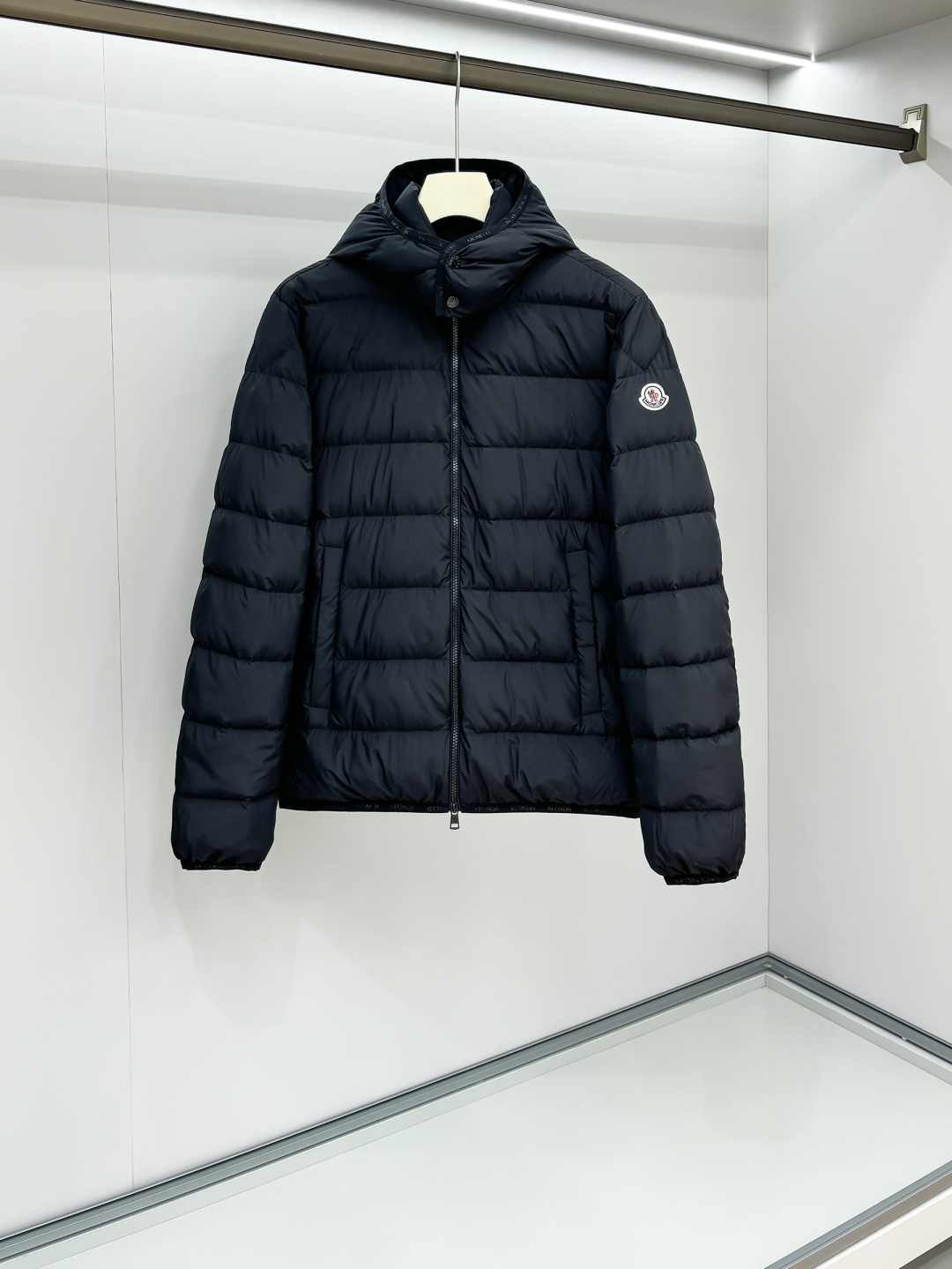 NO:662070,MO (high version) pays attention to details, real 90 goose down, C25FW new autumn and winter down, men's breathable trading company channels are rare, and it is sold simultaneously on the official website!  MOC functional down jacket has become an ideal choice for outdoor enthusiasts with its advantages of comfort and functionality!  Whether in the cold winter or in harsh weather conditions, it can provide the wearer with good protection and comfort!  Secondly, the interior is filled with high-quality European standard 90 goose down. This filling is not only warm, but also light and not bloated!  The amount of down filling is controlled just right, which can maintain the warmth effect without putting too much burden on the wearer!  Convenient for daily commuting and outdoor activities!  These practical designs enable the jacket to meet the needs of users in terms of practicality and convenience!  Three-dimensional splicing tailoring conforms to the principles of ergonomic design. When worn on the upper body, it is not only practical but also shows a fashionable appearance. Sizes 1-5, jackets & coats, down jacket,  19860909MO（高版本）注意细节 真正的90鹅绒 C25FW秋冬新款羽绒 男士透气贸易公司渠道稀出,同步官网发售！MOC机能羽绒夹克以其舒适性和功能性的优势,成为户外爱好者的理想选择！无论是在寒冷的冬季还是在恶劣的天气条件下,它都能够为穿着者提供良好的保护和舒适度！ 其次内里采用优质欧标90鹅绒填充,这种填充物不仅保暖,而且轻盈不显臃肿！充绒量的控制恰到好处,既能保持保暖效果,又不会给穿着者带来过多的负担！方便日常通勤和户外活动时的使用！这些实用的设计,使得夹克在实用性和便捷性方面都能够满足用户的需求！立体式拼接剪裁,符合人体工程学设计的原则,上身穿着时不仅实穿性强,还能够展现出时尚的颜值度 尺码1-5,,jackets & coats,down jacket, ,Men's clothing