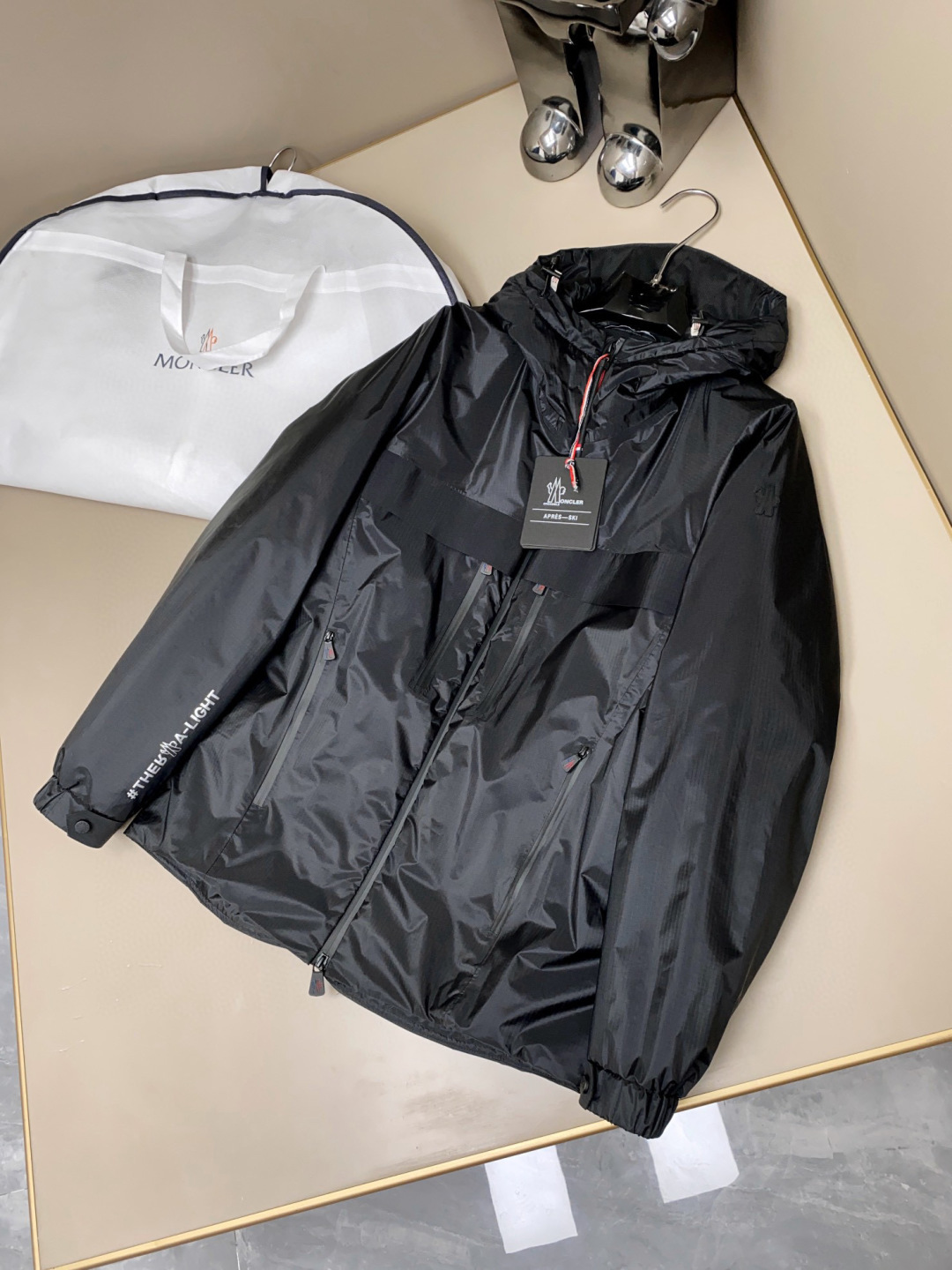 码数：1-3 (新品)Moncler蒙口男士新款THURN连帽全压胶户外冲锋衣羽绒服：滑雪服⛷️男士冲锋