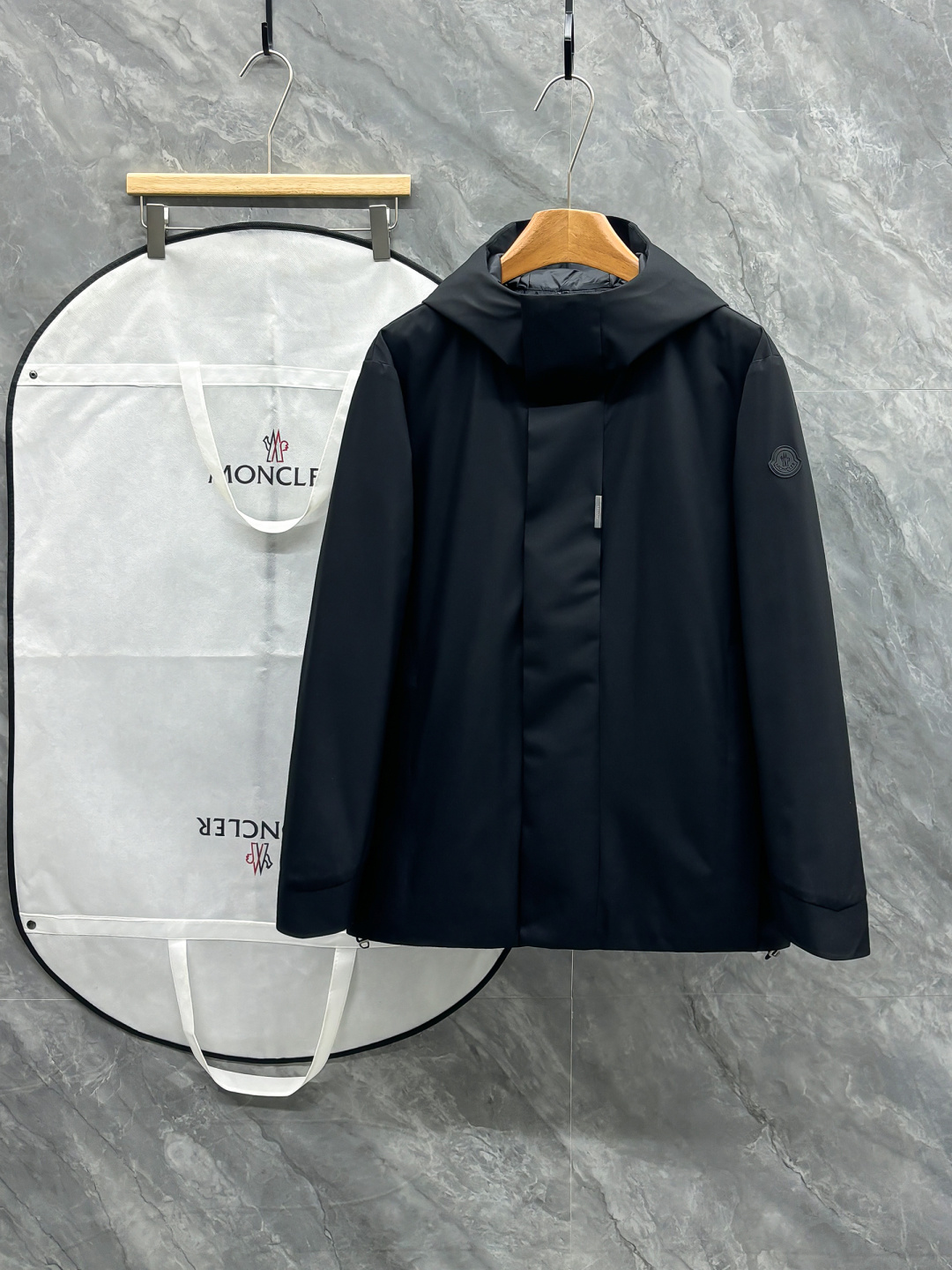 NO:682604,Mon*cler's business casual Gatillier down jacket is undoubtedly a must-have fashion item for men. This short jacket, known as the 'Silver Black Warrior', perfectly interprets the brand's simple but not simple design concept.  The Gatillier down jacket skillfully integrates functional details into a streamlined silhouette. Its short design uses double-layer fabric technology, with high-quality down filling hidden inside, which not only ensures excellent thermal performance, but also maintains fashionable silhouette lines. This jacket successfully combines outdoor protective functions with urban modern fashion, making it suitable for various occasions.  In terms of design details, the front of the jacket is dotted with low-key metal decoration, which complements the hidden pocket design, which not only enhances the overall fashion sense, but also takes into account practicality. The jacket is made of double-layer polyester fiber fabric and is lined with nylon material, ensuring comfort and durability.  In terms of functionality, this jacket is equipped with an adjustable hood, a zipper and snap-button dual opening and closing system, multiple zipper pockets, elastic cuffs and an adjustable hem. The details are also decorated with a metal nameplate engraved with the logo and a silicone logo patch, highlighting the brand's exquisite craftsmanship. Whether it is daily commuting or weekend leisure, the Moncler Gatillier down jacket can inject low-key luxury fashion into men's looks, becoming an indispensable highlight item in winter matching. Sizes 1 2 3 4 5,,jackets &  coats,down jacket,hats,19860909Mon*cler 商务休闲Gatillier羽绒夹克无疑是男士必备的时尚单品. 这款被称为'银牌黑武士'的短款夹克完美诠释了品牌简约而不简单的设计理念. Gatillier羽绒夹克巧妙地将功能性细节融入流线型廓形之中.其短款设计采用双层面料工艺,内里隐藏着优质的羽绒填充,既保证了出色的保暖性能,又保持了时尚的轮廓线条.这件夹克成功地将户外防护功能与都市摩登风尚完美结合,适合各种场合穿着. 在设计细节上,夹克正面点缀着低调的金属装饰,与隐藏式口袋设计相得益彰,既提升了整体时尚感,又兼顾了实用性.夹克采用双层聚酯纤维面料制成,内衬为尼龙材质,确保了穿着的舒适度与耐用性. 功能方面,这款夹克配备了可调节兜帽、拉链和按扣双重开合系统、多个拉链口袋、弹性袖口以及可调节下摆.细节处还装饰着镌刻标识的金属铭牌和硅胶标识贴片,彰显品牌精致工艺. 无论是日常通勤还是周末休闲,Moncler Gatillier羽绒夹克都能为男士造型注入低调奢华的时尚气息,成为冬季搭配中不可或缺的亮点单品. 尺码1 2 3 4 5,,jackets & coats,down jacket,hats,,Men's clothing