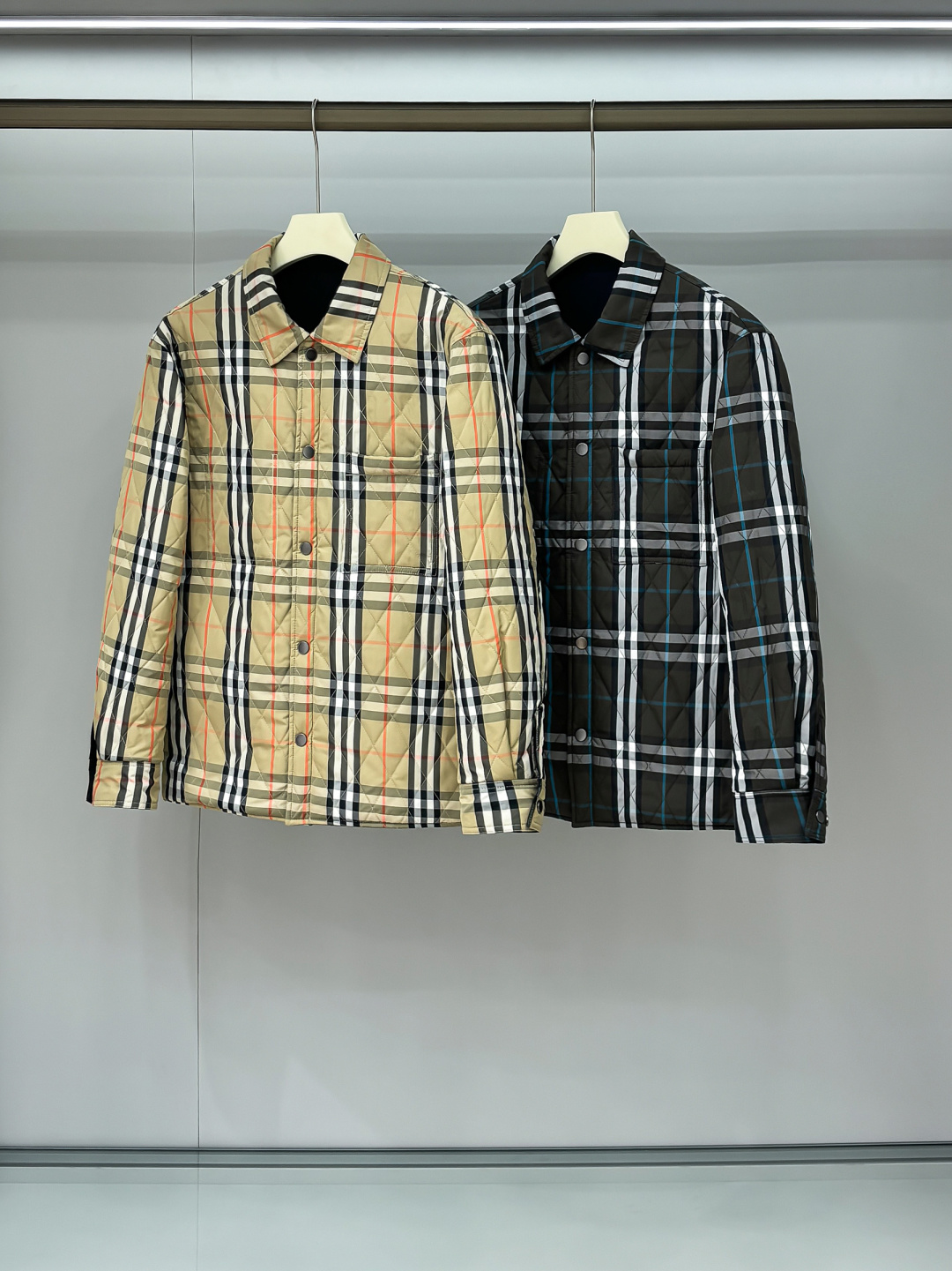 NO:662078,Group photo 25 new autumn and winter styles~BBR reversible quilted cotton jacket. This reversible quilted jacket embodies the British luxury and warm philosophy of wearing two clothes in one!  One side is a solid-color nylon design, with a simple and elegant quilted diamond grid, which is low-key and exquisite; the other side is the iconic Burbe** plaid cotton twill fabric, where the classic plaid collides with blue lines, instantly awakening the memory of British fashion. The double-sided outfit is not only a cool minimalist texture, but also a retro carnival for plaid fans.  The casual fit is compatible with various styles, and the hardware buttons and exquisite embroidered logo details add a sense of quality; the padding inside brings just the right amount of warmth, allowing you to travel calmly between the streets and the workplace in the cooler weather. Reversible M-3XL,,burberry,jackets & coats, 19860909合照 25秋冬新款~BBR双面穿绗缝棉服外套 这款双面穿绗缝外套一衣两穿的英伦奢暖哲学！ 一面是纯色尼龙设计,简约大气的绗缝菱形格,低调中透着精致；另一面则是标志性Burbe**格纹棉质斜纹面料,经典格纹与蓝调线条碰撞,瞬间唤醒英伦时尚记忆.双面穿搭,既是极简主义的清冷质感,也是格纹拥趸的复古狂欢. 休闲版型兼容各种风格,五金纽扣与精致刺绣徽标细节拉满品质感；内里填充带来恰到好处的暖意,让你在微凉时节从容穿梭于街头与职场. 双面穿 M-3XL,,burberry,jackets & coats, ,Men's clothing