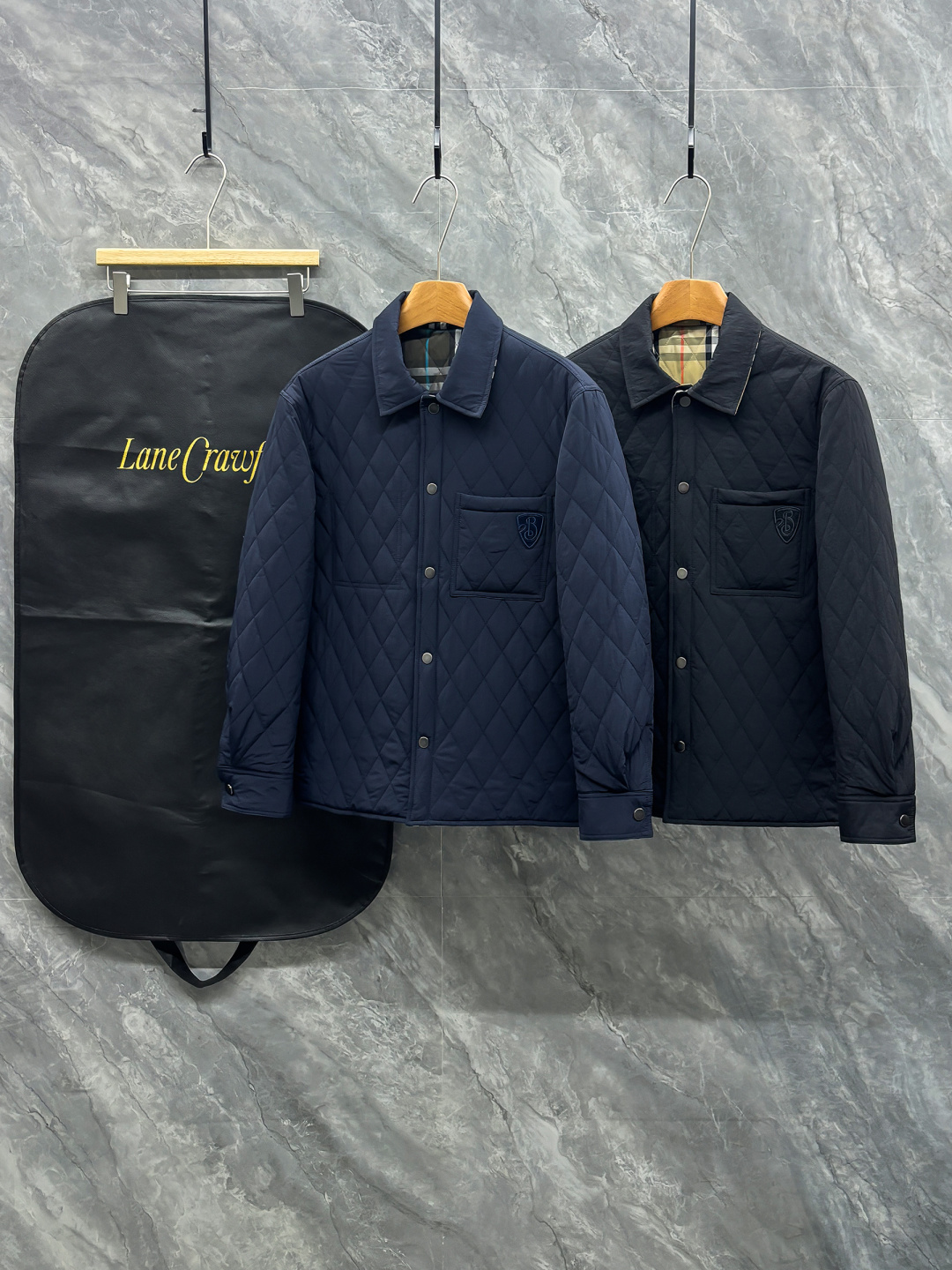 NO:682579,25 new autumn and winter styles~BBR double-sided quilted cotton jacket. This double-sided quilted jacket embodies the British luxury and warm philosophy of wearing two clothes!  One side is a solid-color nylon design, with a simple and elegant quilted diamond grid, which is low-key and exquisite; the other side is the iconic Burbe** plaid cotton twill fabric, where the classic plaid collides with blue lines, instantly awakening the memory of British fashion. The double-sided outfit is not only a cool minimalist texture, but also a retro carnival for plaid fans.  The casual fit is compatible with various styles, and the hardware buttons and exquisite embroidered logo details add a sense of quality; the padding inside brings just the right amount of warmth, allowing you to travel calmly between the streets and the workplace in the cooler weather. Reversible M-3XL, burberry, jackets & coats,1986090925秋冬新款~BBR双面穿绗缝棉服外套 这款双面穿绗缝外套一衣两穿的英伦奢暖哲学！ 一面是纯色尼龙设计,简约大气的绗缝菱形格,低调中透着精致；另一面则是标志性Burbe**格纹棉质斜纹面料,经典格纹与蓝调线条碰撞,瞬间唤醒英伦时尚记忆.双面穿搭,既是极简主义的清冷质感,也是格纹拥趸的复古狂欢. 休闲版型兼容各种风格,五金纽扣与精致刺绣徽标细节拉满品质感；内里填充带来恰到好处的暖意,让你在微凉时节从容穿梭于街头与职场. 双面穿 M-3XL,,burberry,jackets & coats,,Men's clothing