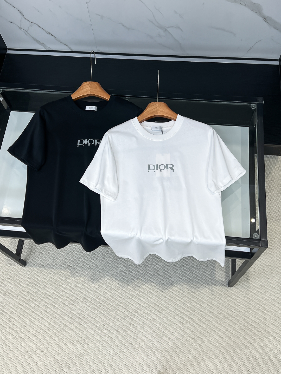 NO:685768,2026SS New Round Neck Short Sleeve.D Home LOGO is exquisitely upgraded, inspired by the retro of the 1980s. Original fabric. Official same style. Short-sleeved T-shirt. Customized fabric. Fabric dyed in the same vat. Very comfortable to the touch. Latest brick cabinet synchronization for spring and summer. Fashionable and personalized. Super versatile. Loose fit is very suitable for both men and women. Must-have style. Hang tag. Collar label. Washed wheat. Complete with three labels. Color: Black  White. Size S-2xL,,dior,T-shirt,tees,t-shirt,198609092026SS 新品圆领短袖.D家 LOGO精致升级,灵感源自八十年代复古 原版面料 官方同款 短袖T恤 定制面料 同缸染面料 手感非常舒服  春夏最新砖柜同步 时尚又个性 超级百搭 宽松版型男女都非常合适  人手必备款 吊牌 领标 水洗麦 三标齐全 颜色: 黑色 白色.码数S-2xL,,dior,T-shirt,tees，t-shirt,,Men's clothing