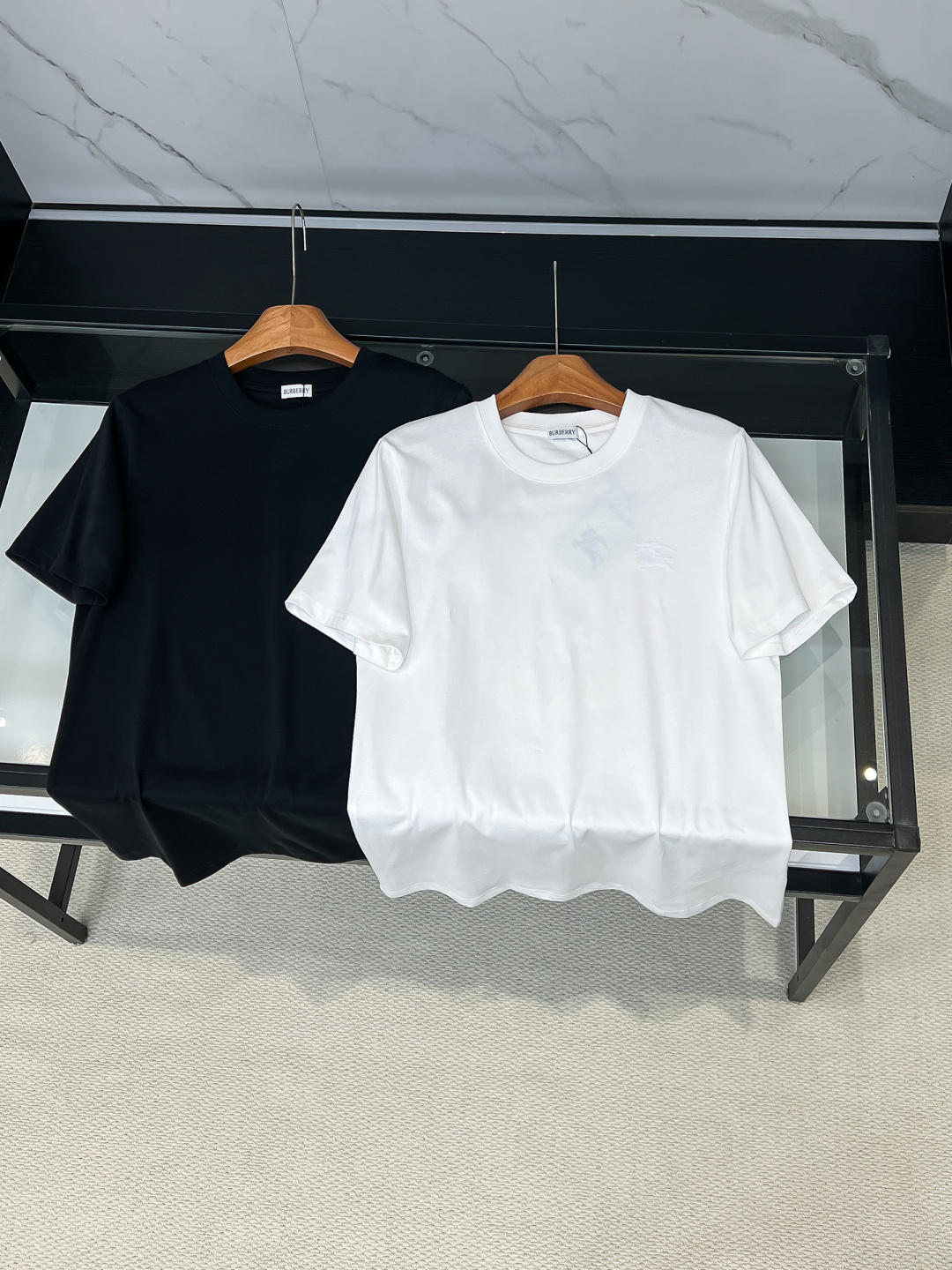 NO:685808,Bu 2026 SS new product. Fashionable and casual round neck short sleeves. Available at counters simultaneously. Imported fabrics. The craftsmanship is extremely complex. The vision is quite elegant and fashionable, noble and elegant. From the main fabric to the detailed craftsmanship, it shows the ingenuity of the fashion. Recommended, sizes S-2XL (the higher version has a turtle back on the back), T-shirt,19860909Bu 2026 SS新品.时尚休闲圆领短袖.专柜同步有售,进口面料,工艺极度复杂,视觉相当雅致时髦,高贵而优雅,从主体面料到细节工艺,彰显时装的匠心所在.推荐,尺码S-2XL（高版本背后有龟背）,,T-shirt,,Men's clothing