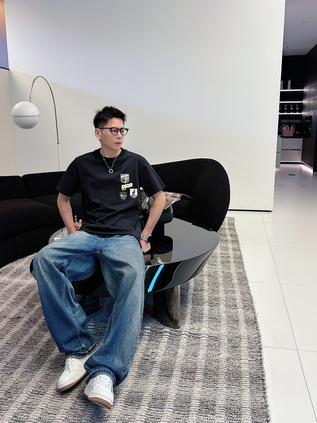 NO:684043,2026SS new product Di double-layer craft printing and embroidery bursts the creative spark of street style and luxury fashion. Round neck printed and embroidered logo cotton short-sleeved T-shirt. The elemental logo badge highlights the sports fashion charm and still leads the fashion! Same style for men and women. Color black and white. Size S-2XL (higher version has turtleback on the back),, T-shirt, tees, t-shirt,198609092026SS 新品Di 双层工艺印花刺绣 迸发街头风格与奢华时尚的创意火花. 圆领印花刺绣标识棉质短袖T恤 元素性的Logo徽章凸显运动时尚魅力,依然独领时尚风骚! 男女同款 颜色黑白 码数 S-2XL（高版本背后有龟背）,,T-shirt,tees，t-shirt,,Men's clothing