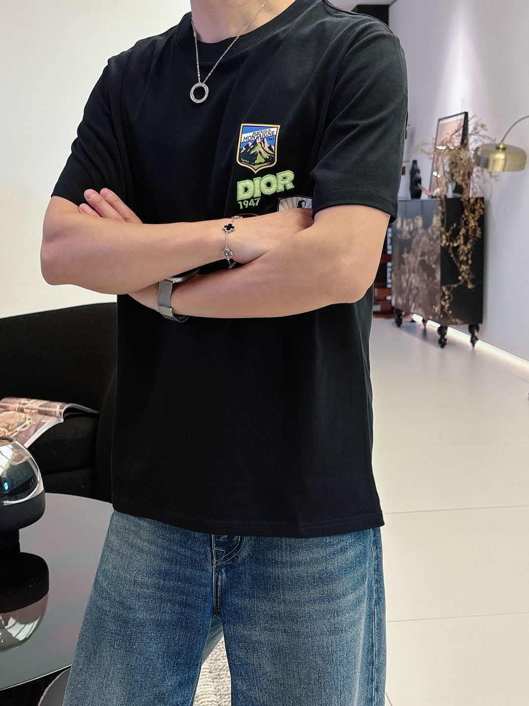 2026SS 新品Di 双层工艺印花➕刺绣 迸发街头风格与奢华时尚的创意火花。圆领印花➕刺绣标识棉质短袖