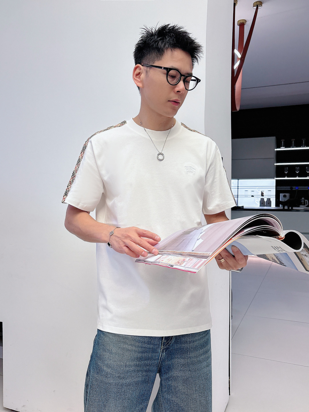 NO:684051,Bu 2026 SS new product. Fashionable and casual round neck short sleeves. Available at counters simultaneously. Imported fabrics. The craftsmanship is extremely complex. The vision is quite elegant and fashionable, noble and elegant. From the main fabric to the detailed craftsmanship, it shows the ingenuity of the fashion. Recommended, sizes S-2XL (the higher version has a turtle back on the back), T-shirt,19860909Bu 2026 SS新品.时尚休闲圆领短袖.专柜同步有售,进口面料,工艺极度复杂,视觉相当雅致时髦,高贵而优雅,从主体面料到细节工艺,彰显时装的匠心所在.推荐,尺码S-2XL（高版本背后有龟背）,,T-shirt,,Men's clothing