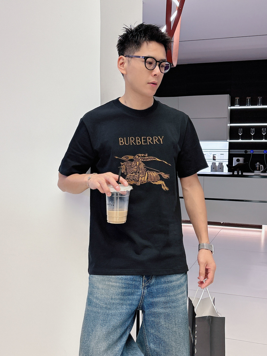 2026SS新品 Burberr*/巴宝莉 马术骑士刺绣棉质针织圆领短袖T恤战马刺绣图案主体采用精密挨针