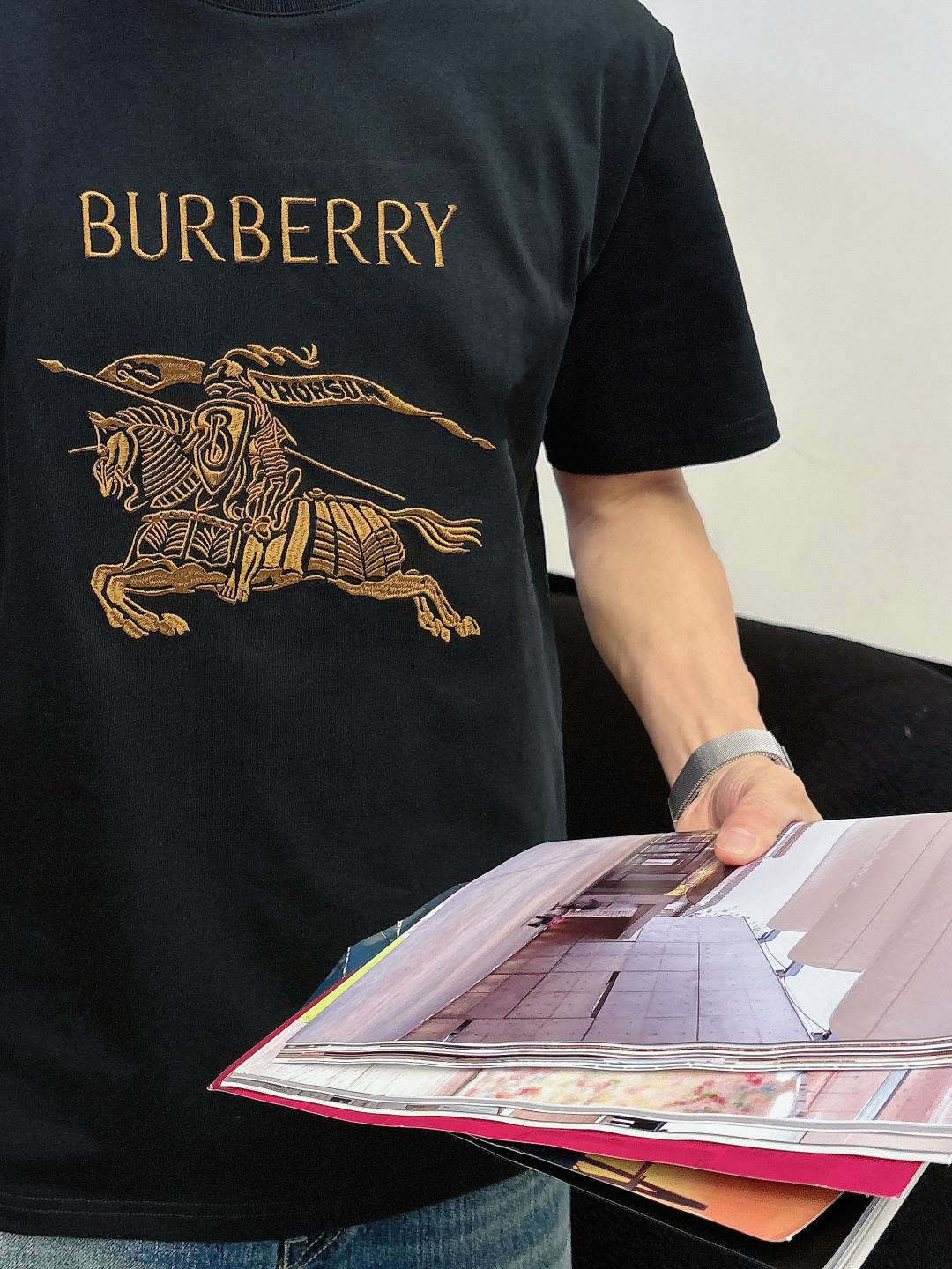 2026SS新品 Burberr*/巴宝莉 马术骑士刺绣棉质针织圆领短袖T恤战马刺绣图案主体采用精密挨针