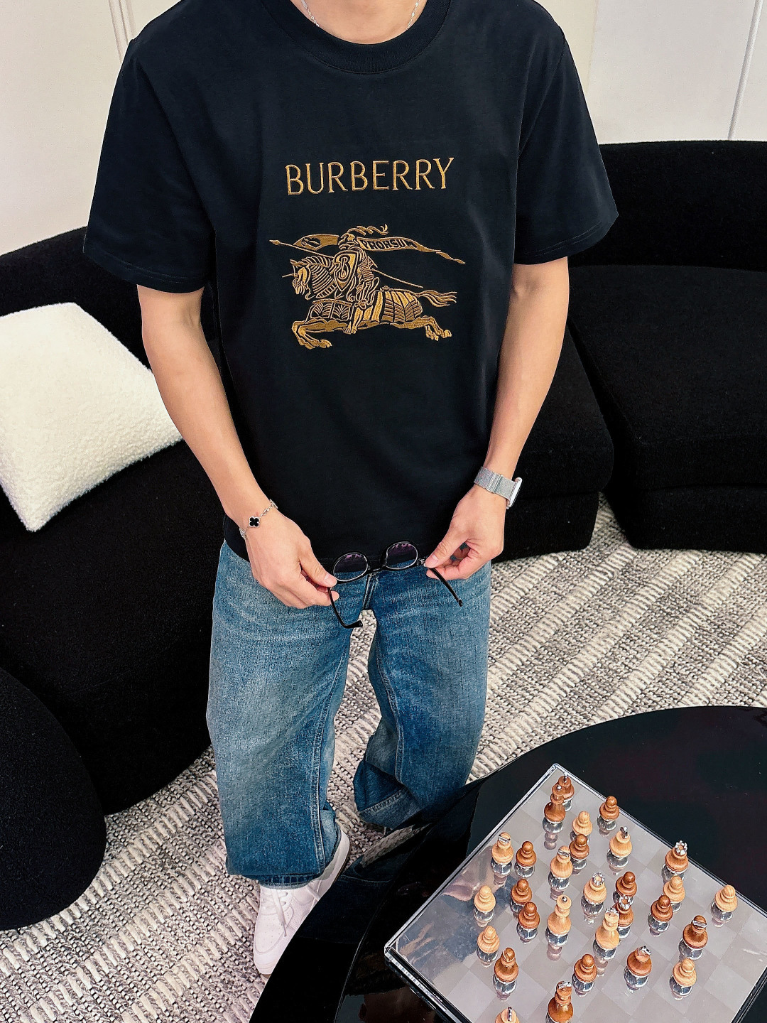 2026SS新品 Burberr*/巴宝莉 马术骑士刺绣棉质针织圆领短袖T恤战马刺绣图案主体采用精密挨针