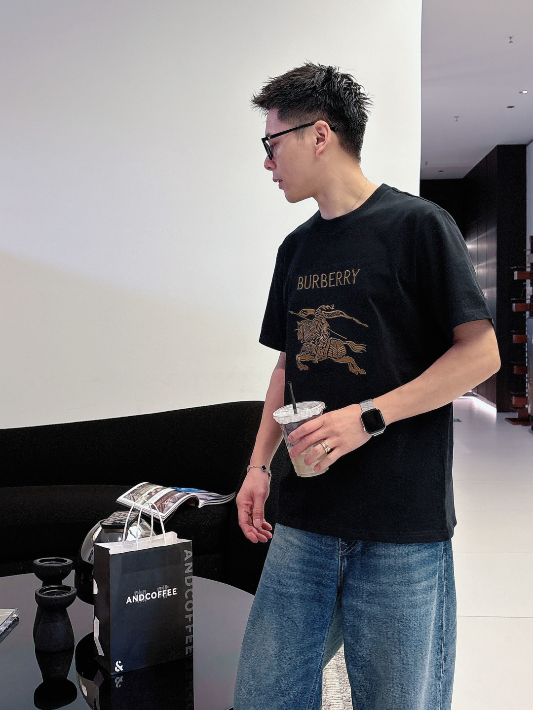 2026SS新品 Burberr*/巴宝莉 马术骑士刺绣棉质针织圆领短袖T恤战马刺绣图案主体采用精密挨针