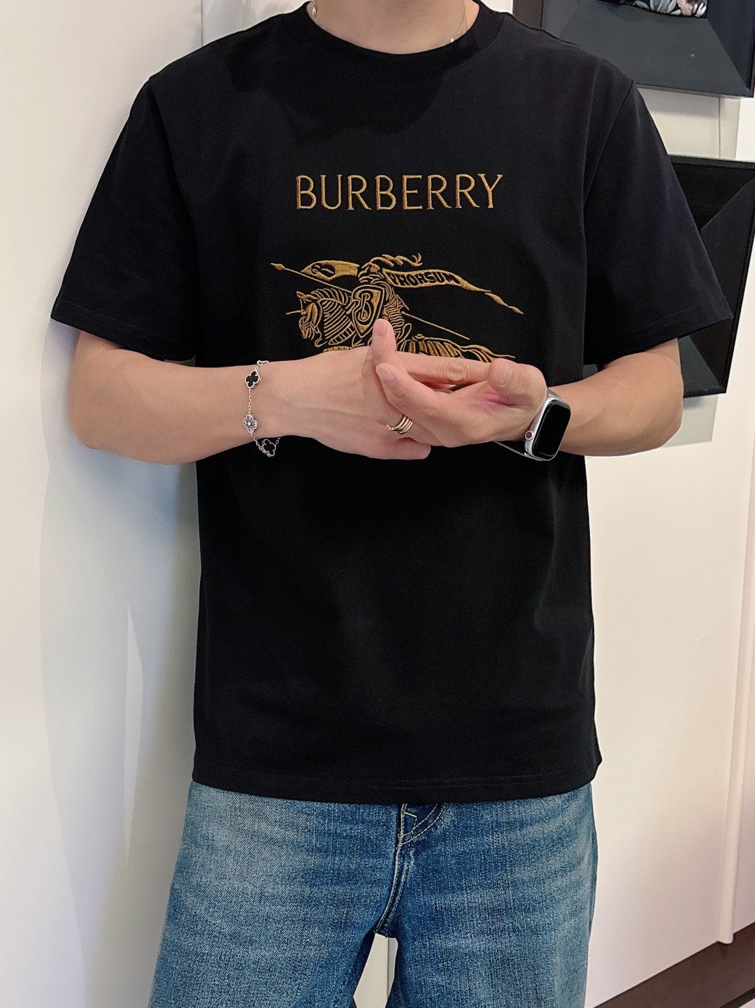 2026SS新品 Burberr*/巴宝莉 马术骑士刺绣棉质针织圆领短袖T恤战马刺绣图案主体采用精密挨针