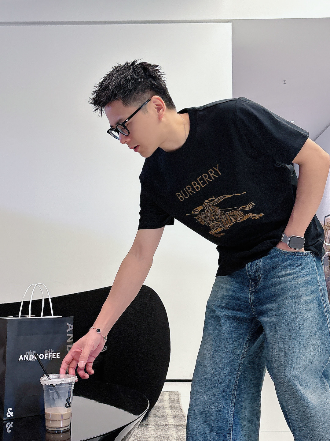 2026SS新品 Burberr*/巴宝莉 马术骑士刺绣棉质针织圆领短袖T恤战马刺绣图案主体采用精密挨针